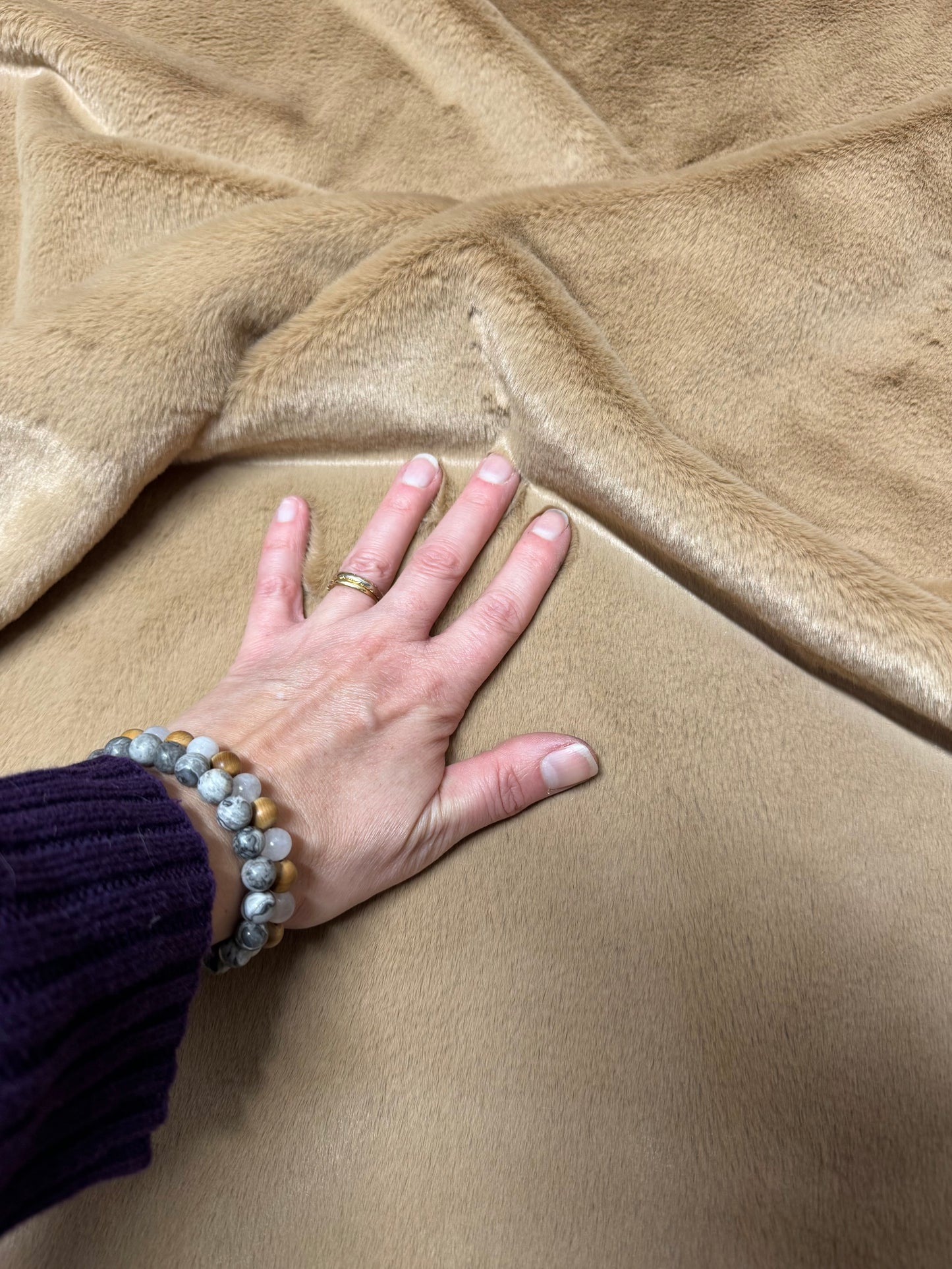 Coupon fausse fourrure beige sable – poils courts 1 cm – 30x86 cm