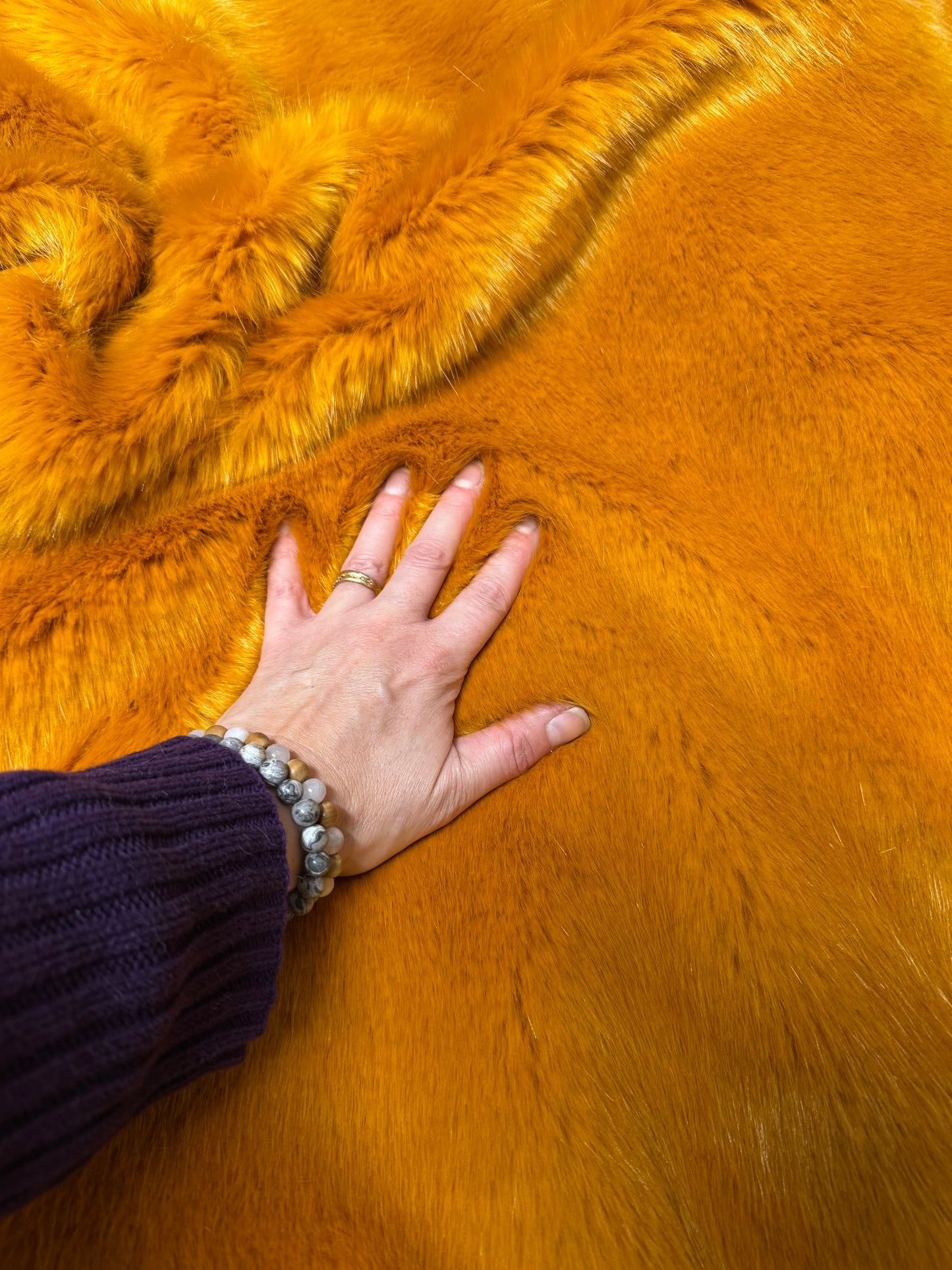 Coupon fausse fourrure orange roux – poils 2 cm – 30x172 cm