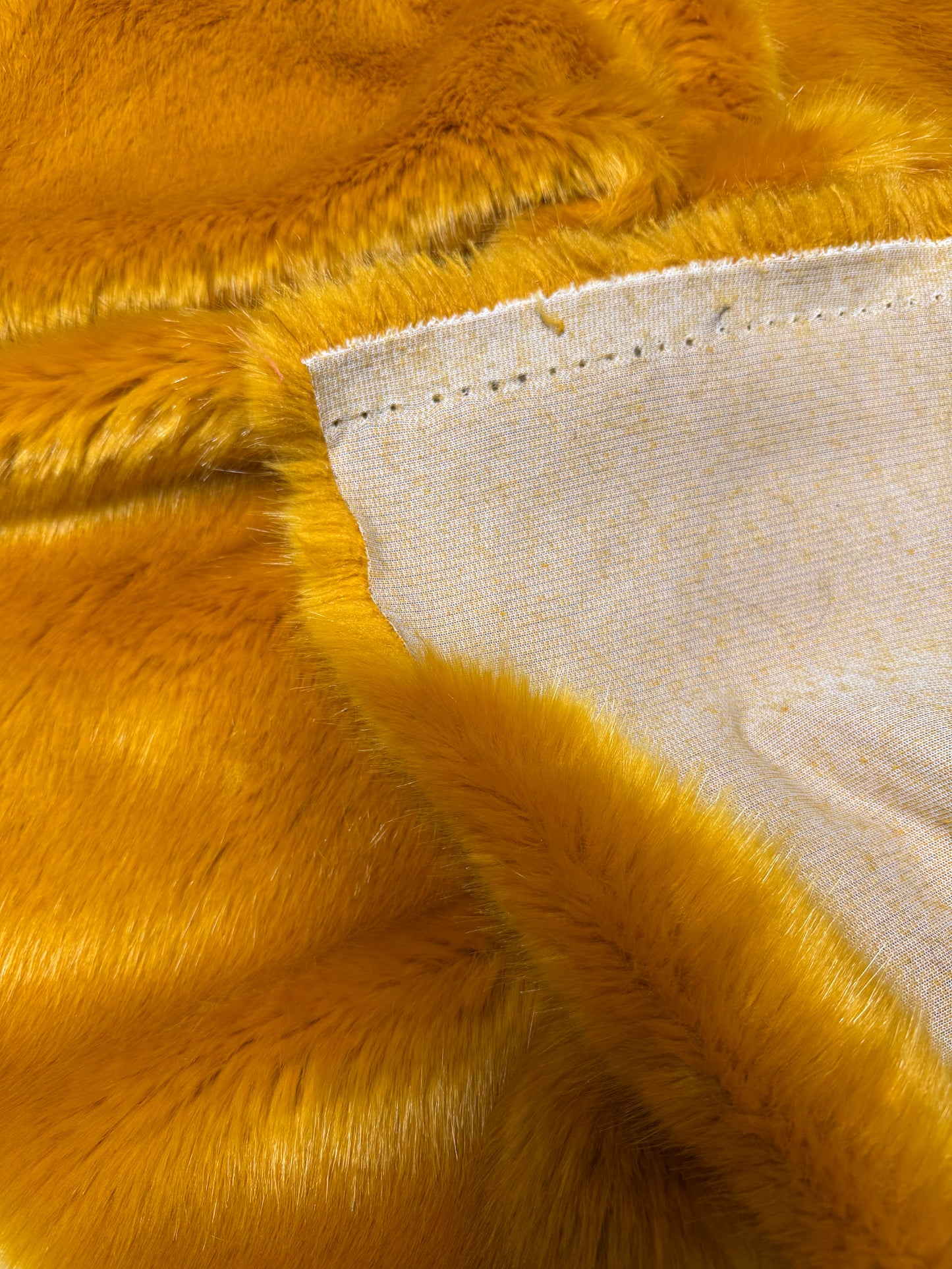 Coupon fausse fourrure orange roux – poils 2 cm – 30x172 cm