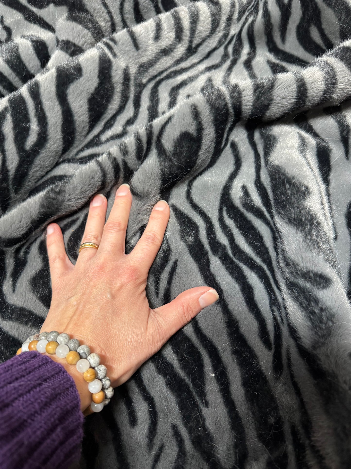 Coupon tissu fausse fourrure zébrée gris noir 30x168 cm – poils 1,5 cm