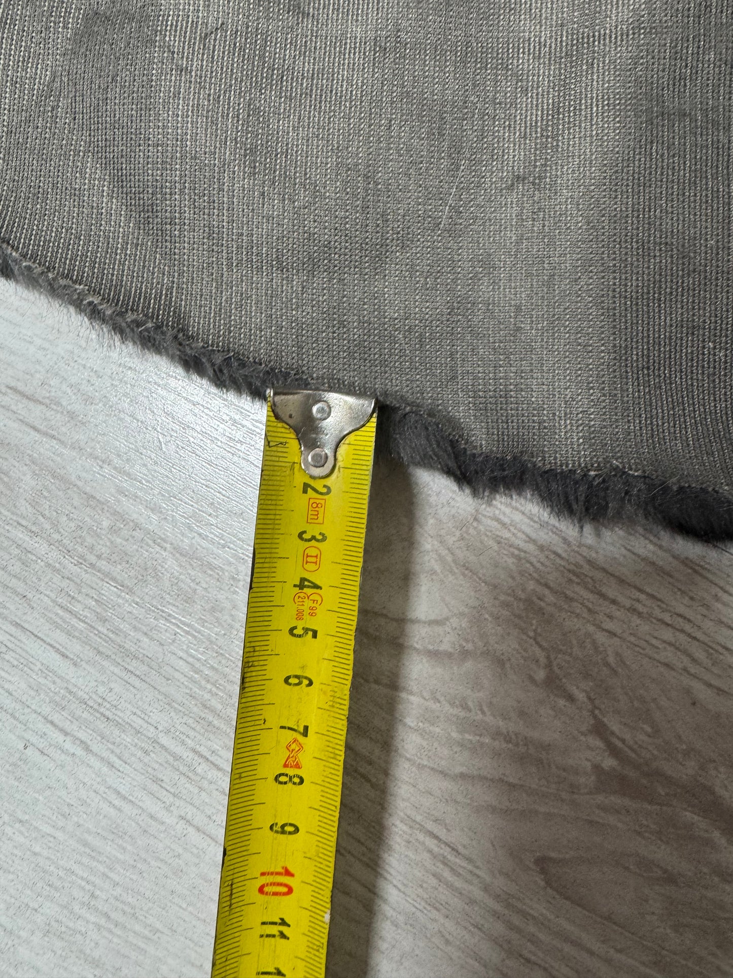 Coupon tissu fausse fourrure zébrée gris noir 30x168 cm – poils 1,5 cm