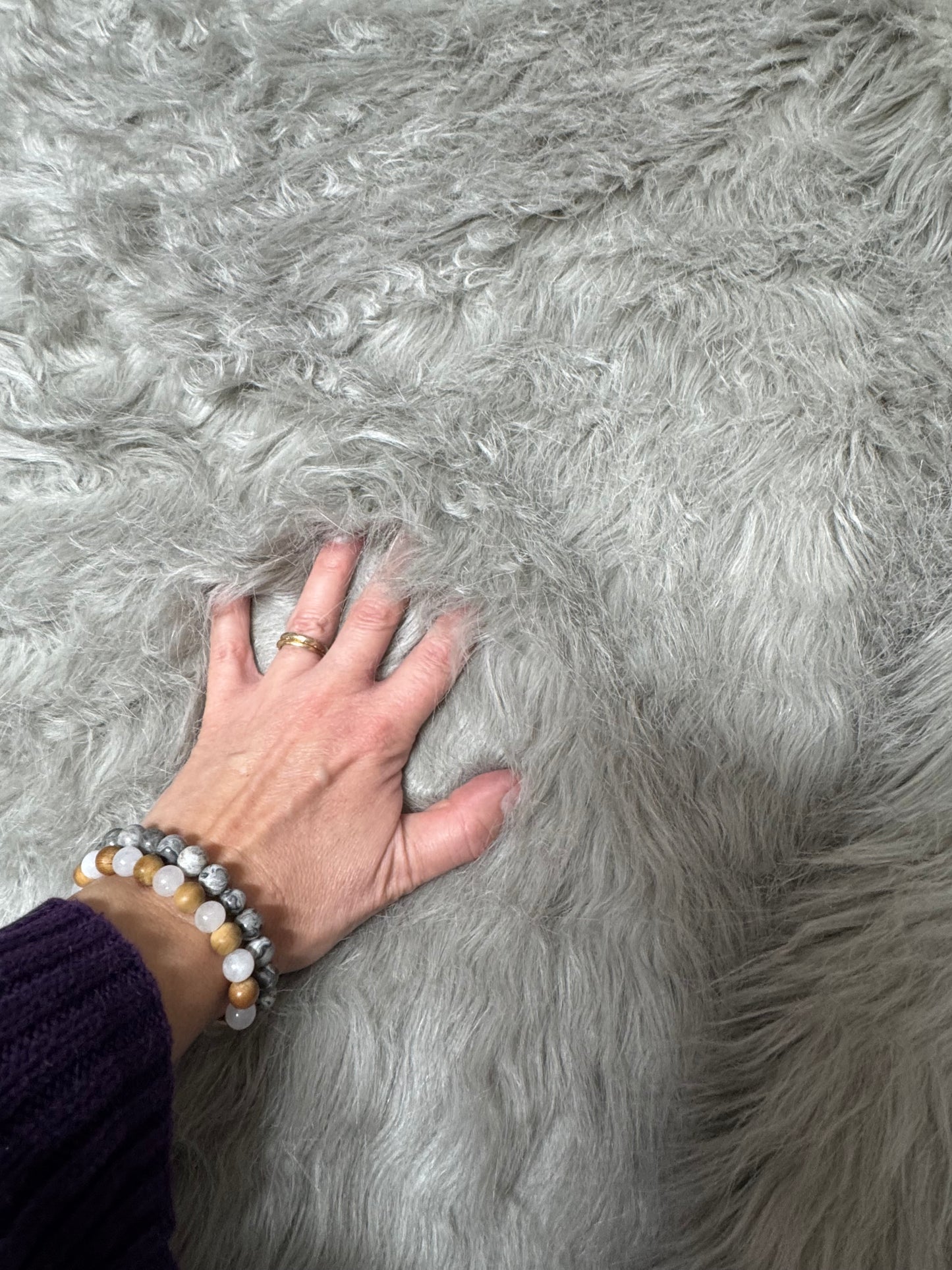 Coupon fausse fourrure gris clair ondulé 30x150 cm – poils longs ~5 cm