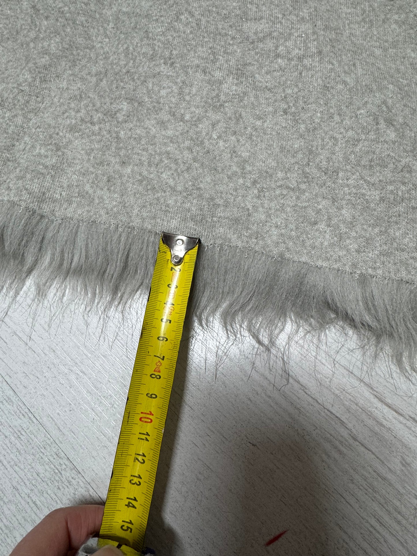 Coupon fausse fourrure gris clair ondulé 30x150 cm – poils longs ~5 cm