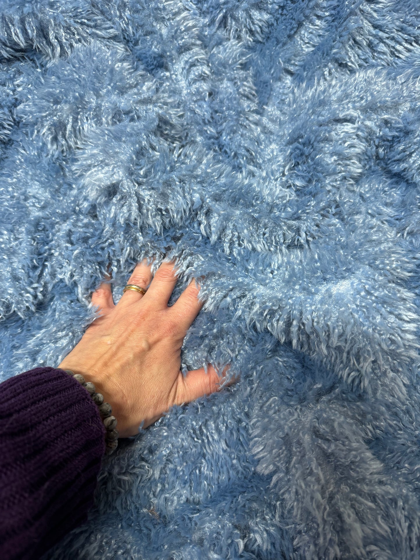 Coupon fausse fourrure bleu 30x155 cm – poils 2 cm – tissu souple couture