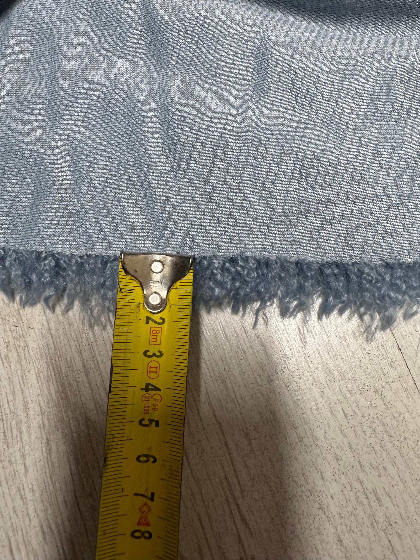 Coupon fausse fourrure bleu 30x155 cm – poils 2 cm – tissu souple couture