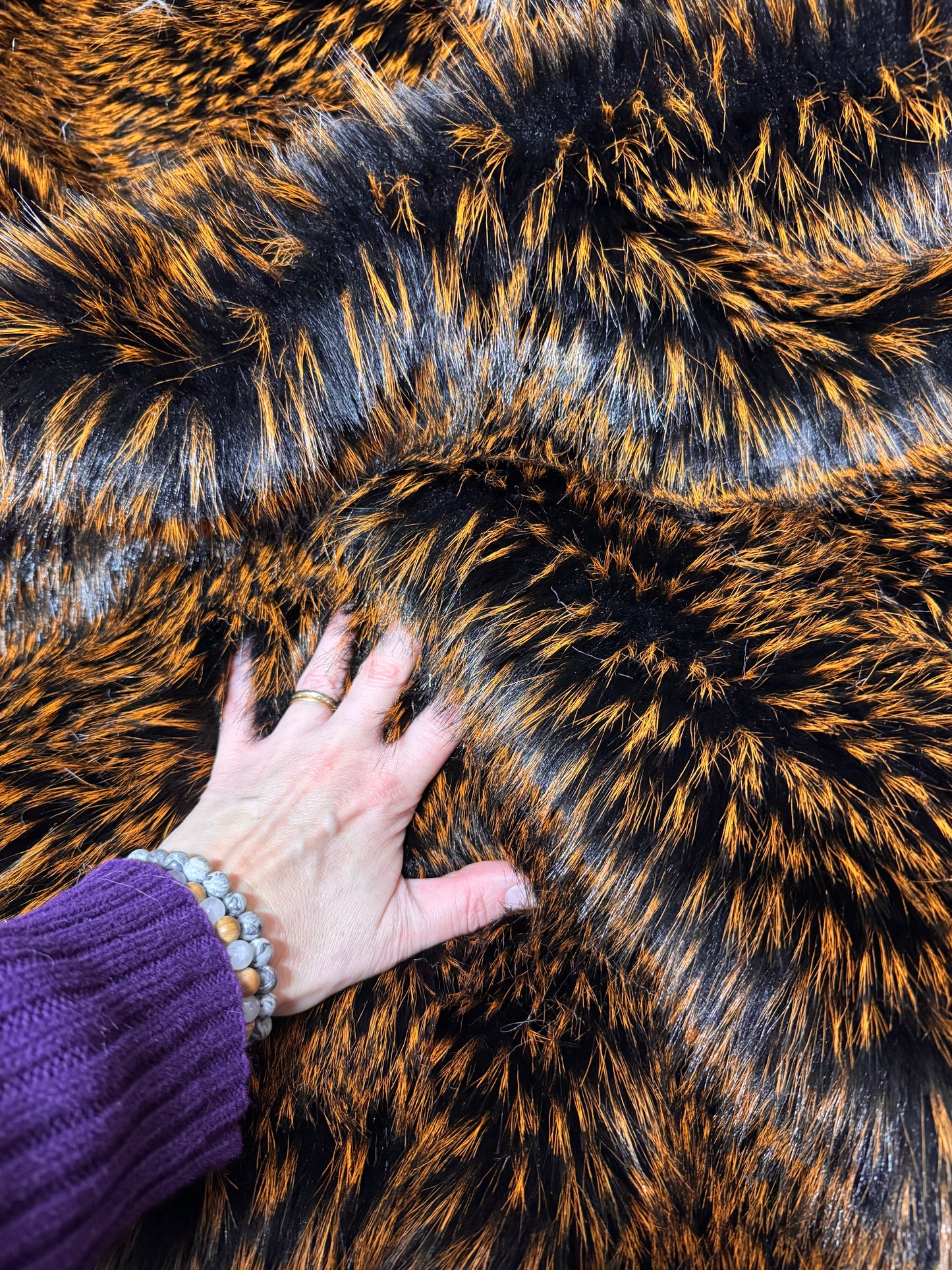 Coupon fausse fourrure noir à mèches orange 30x130 cm – poils ~3,5 cm