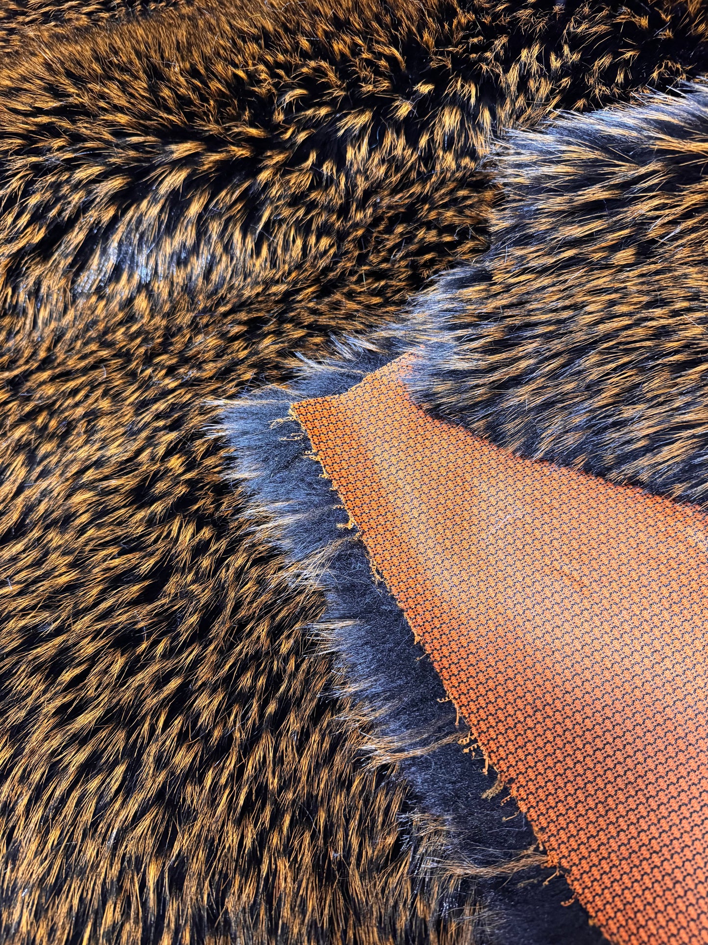 Coupon fausse fourrure noir à mèches orange 30x130 cm – poils ~3,5 cm