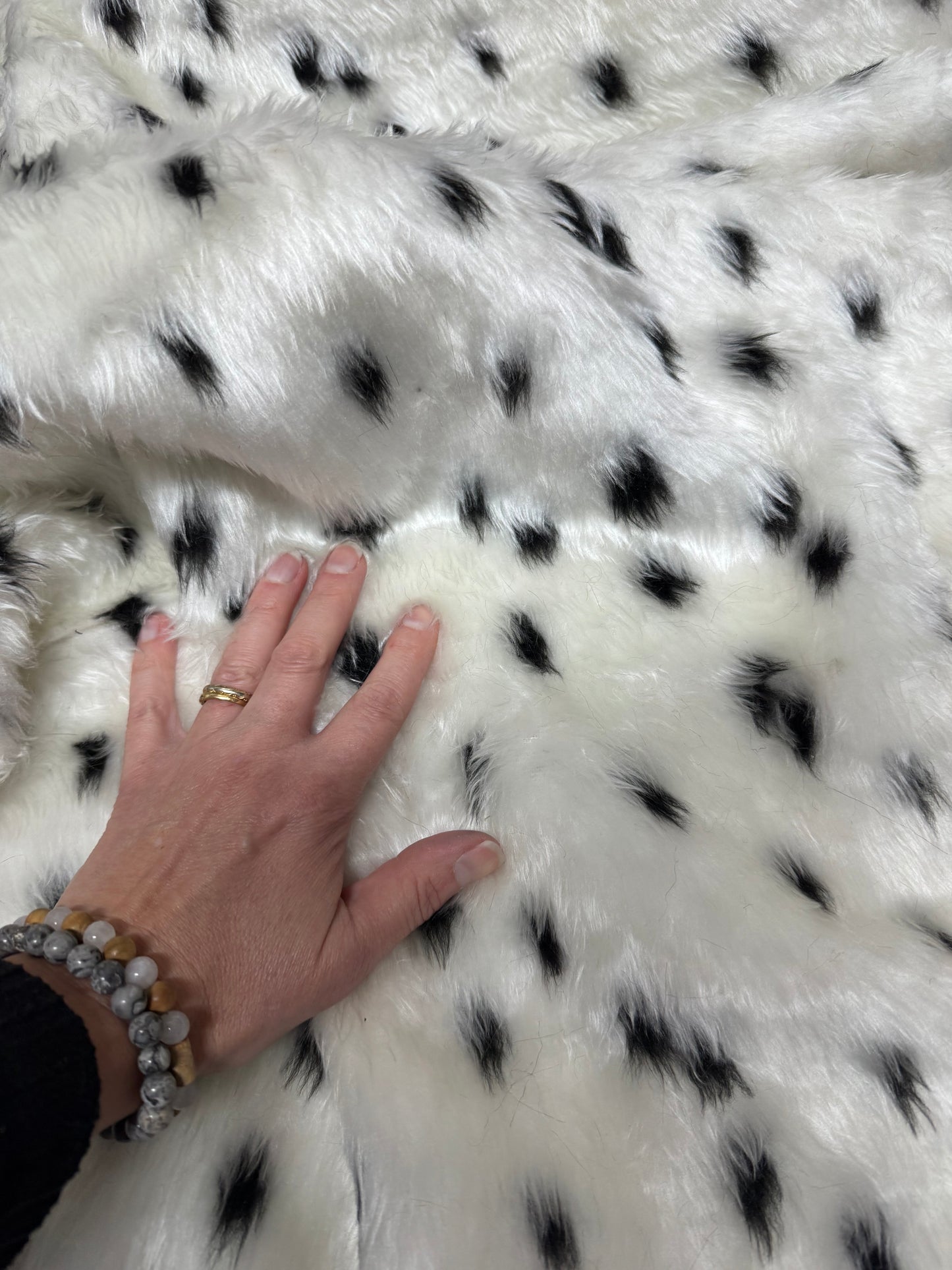 Coupon fausse fourrure blanche à pois noirs 30x80 cm 🧵 poils 1,5 cm