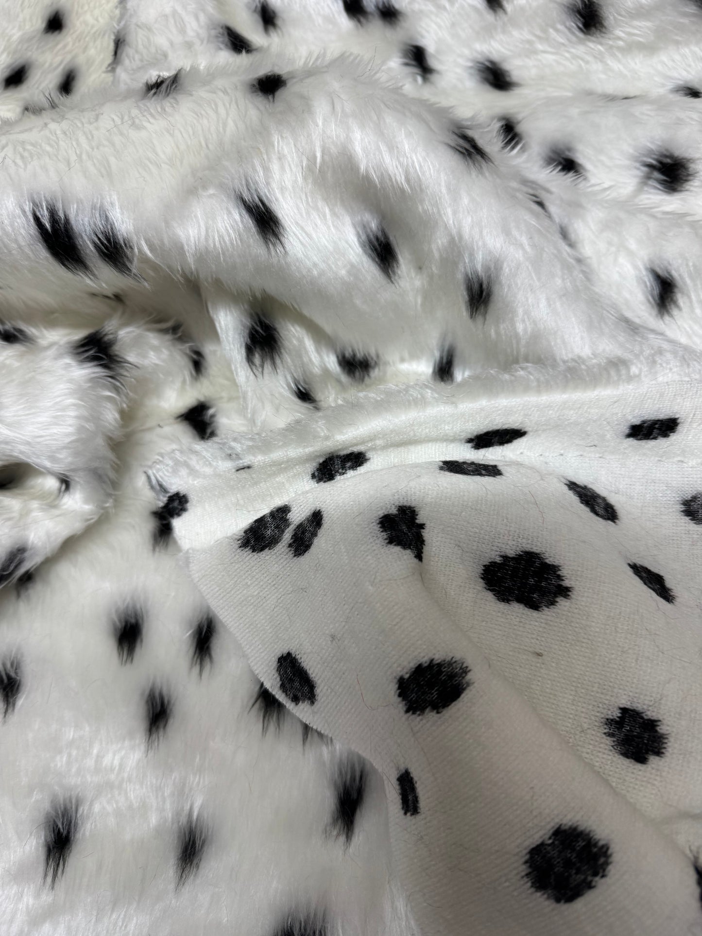 Coupon fausse fourrure blanche à pois noirs 30x80 cm 🧵 poils 1,5 cm