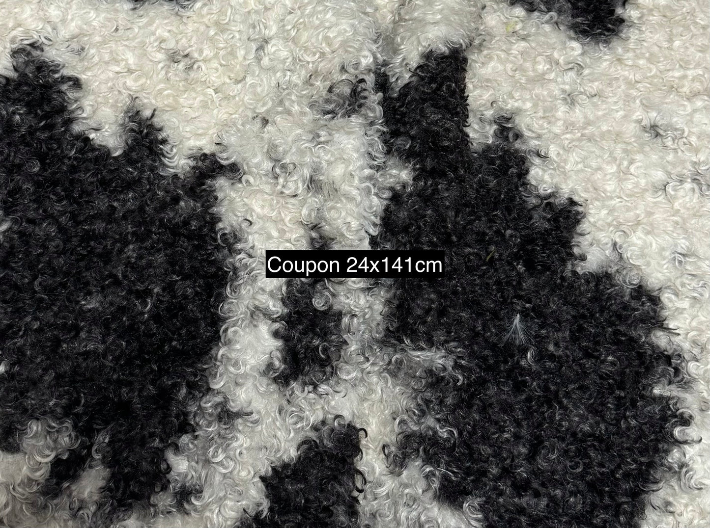 Coupon fausse fourrure bouclée noir et blanc 24x141 cm 🧵 poils env. 1,5 cm