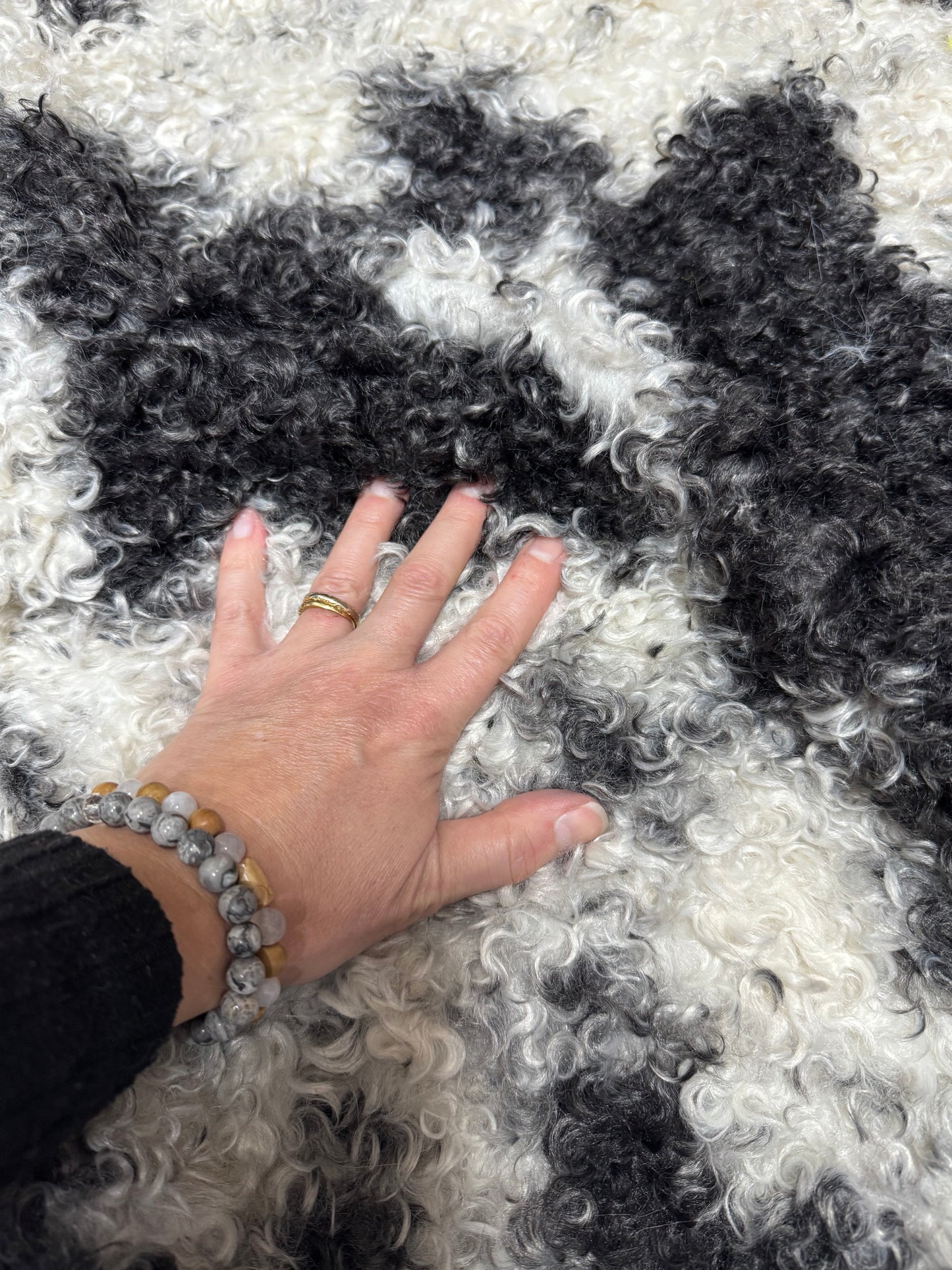 Coupon fausse fourrure bouclée noir et blanc 24x141 cm 🧵 poils env. 1,5 cm