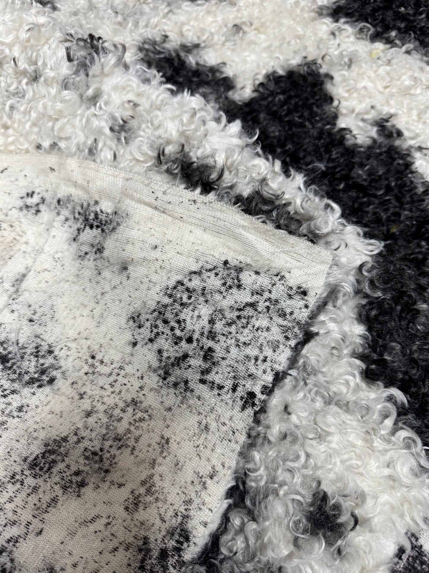 Coupon fausse fourrure bouclée noir et blanc 24x141 cm 🧵 poils env. 1,5 cm