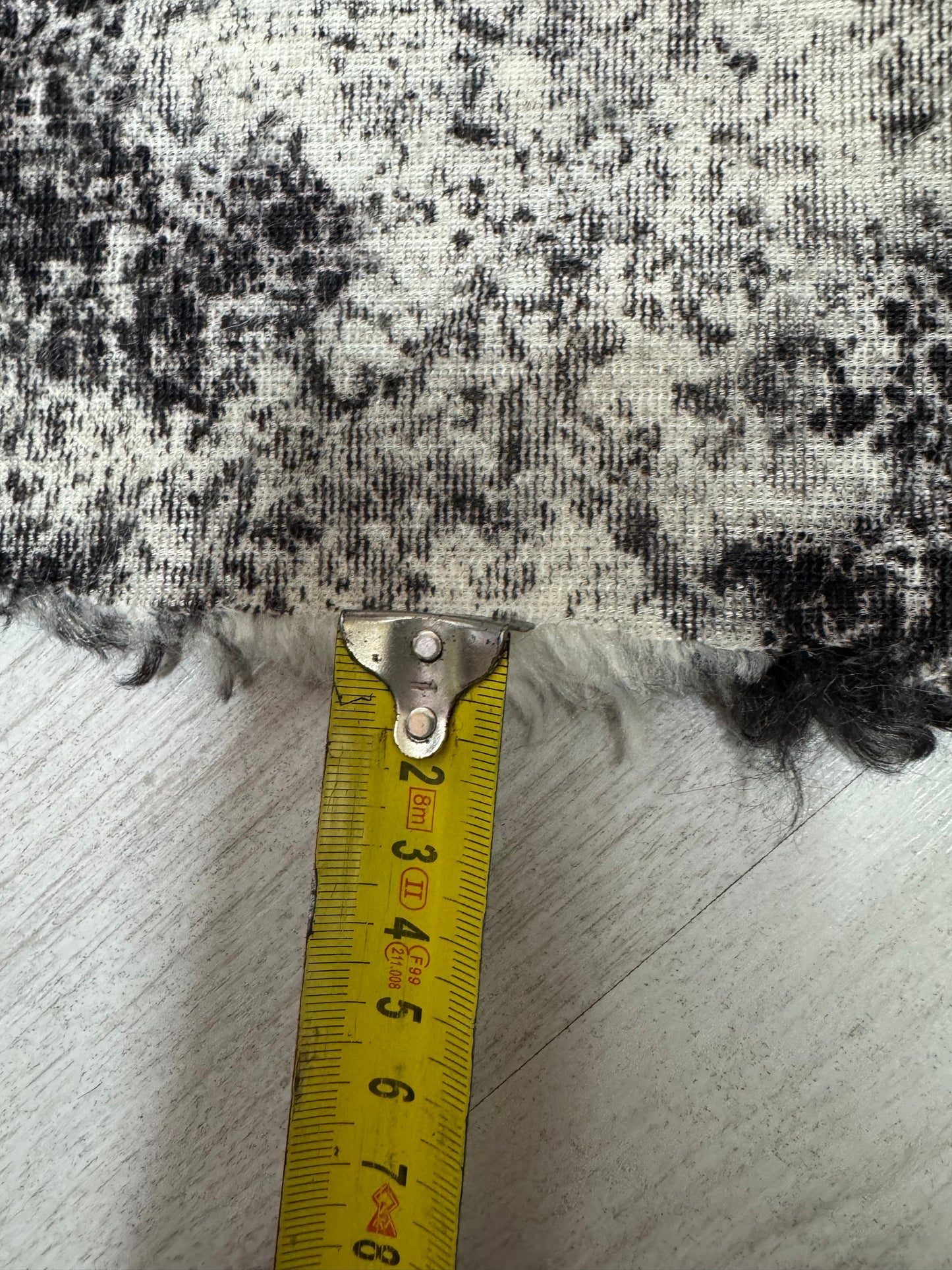 Coupon fausse fourrure bouclée noir et blanc 24x141 cm 🧵 poils env. 1,5 cm