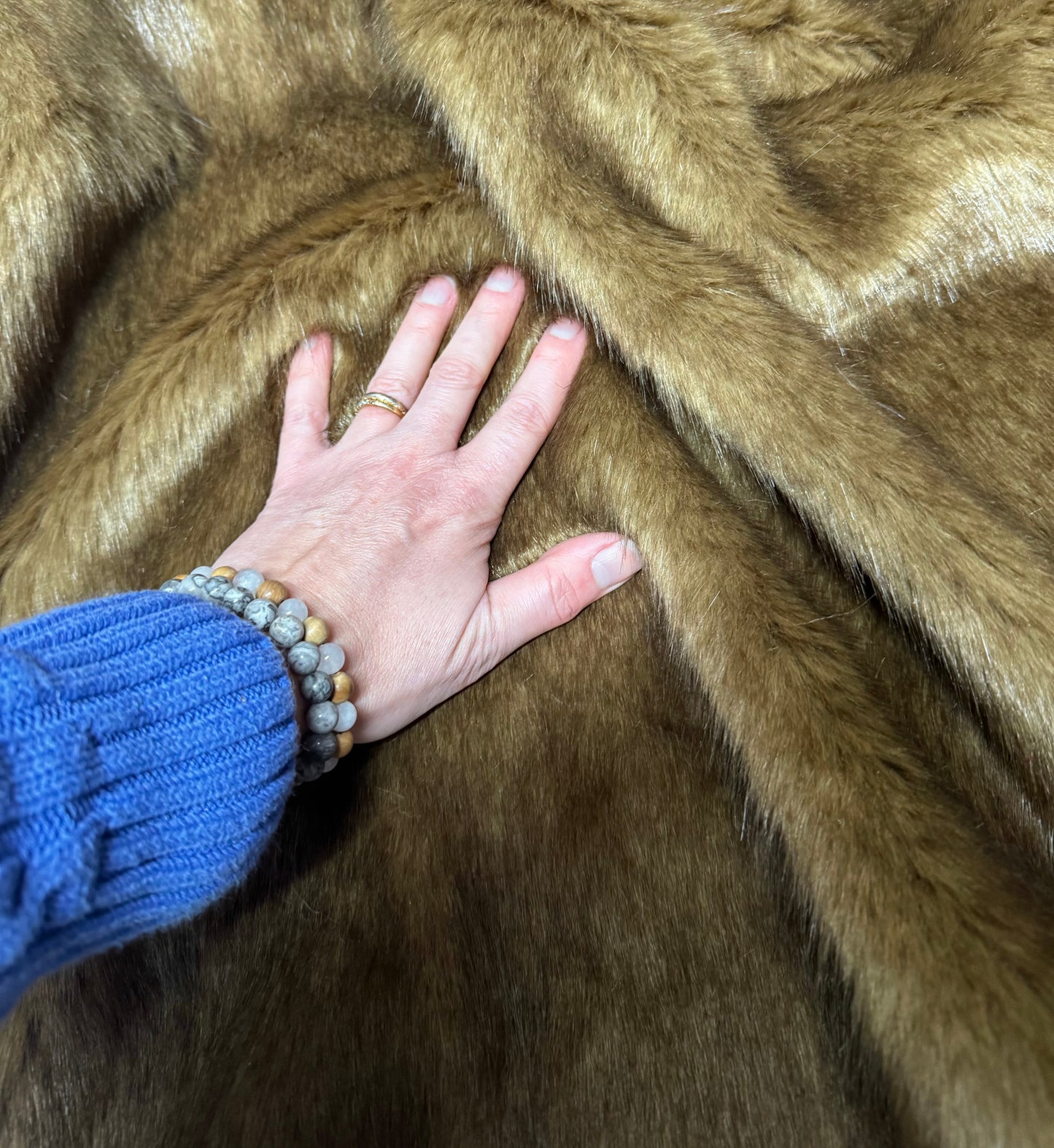 Coupon fausse fourrure marron brillante poils mi-longs 2 cm – 30x162 cm