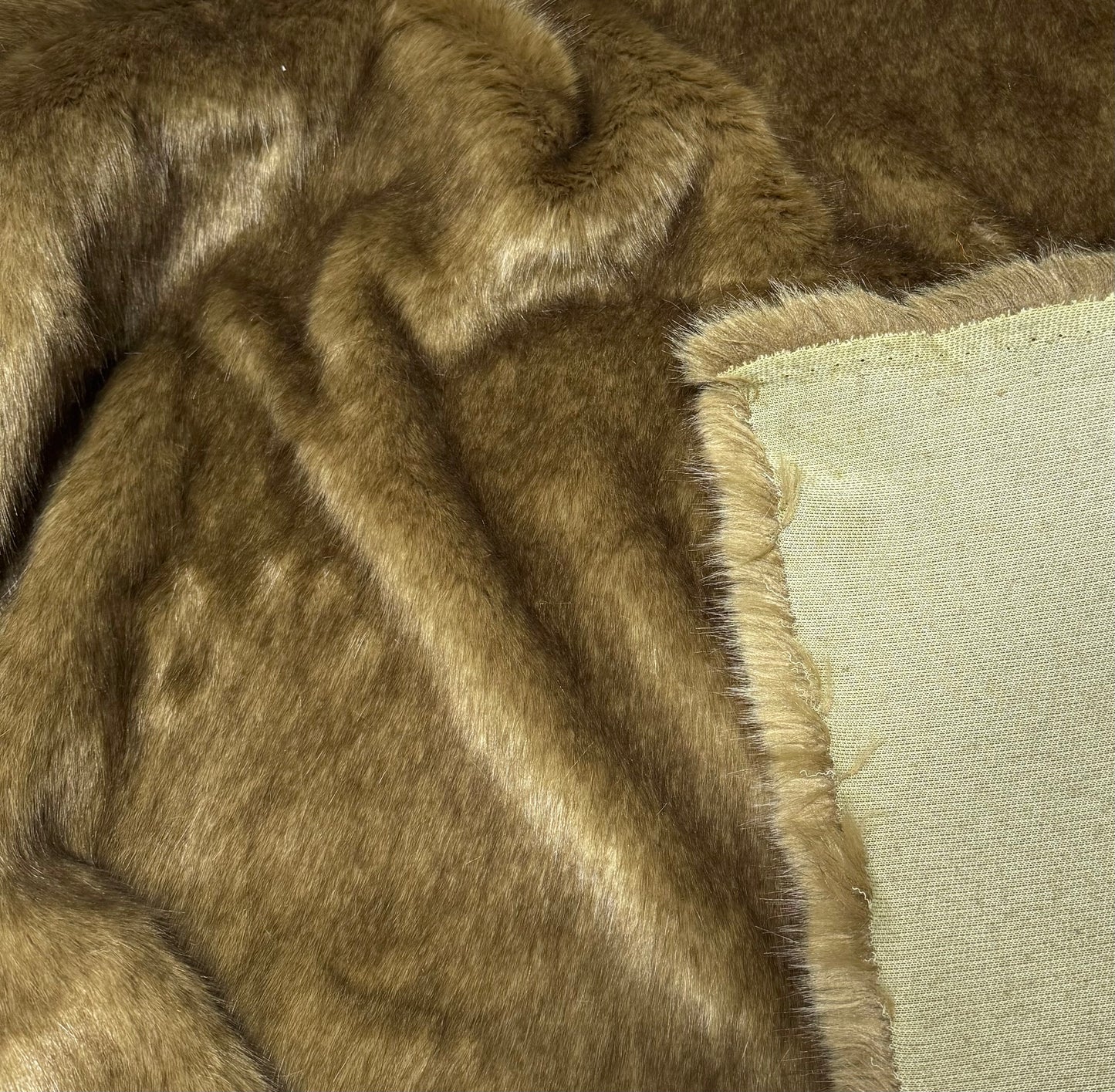 Coupon fausse fourrure marron brillante poils mi-longs 2 cm – 30x162 cm