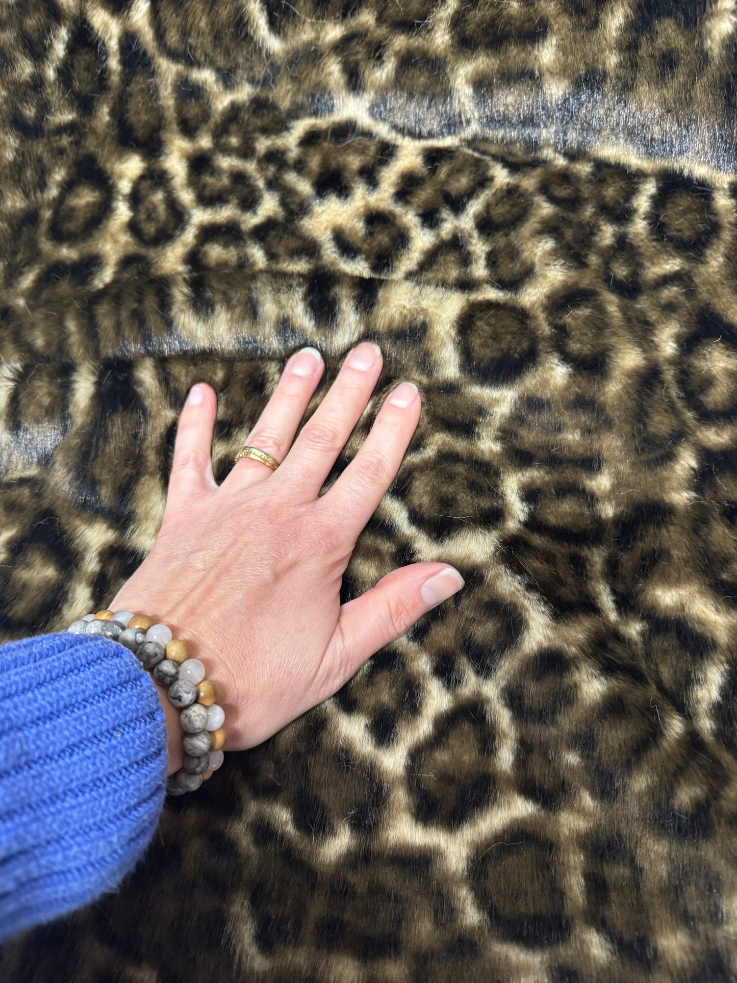 Coupon fausse fourrure léopard marron noir poils 1,5 cm – 30x67 cm