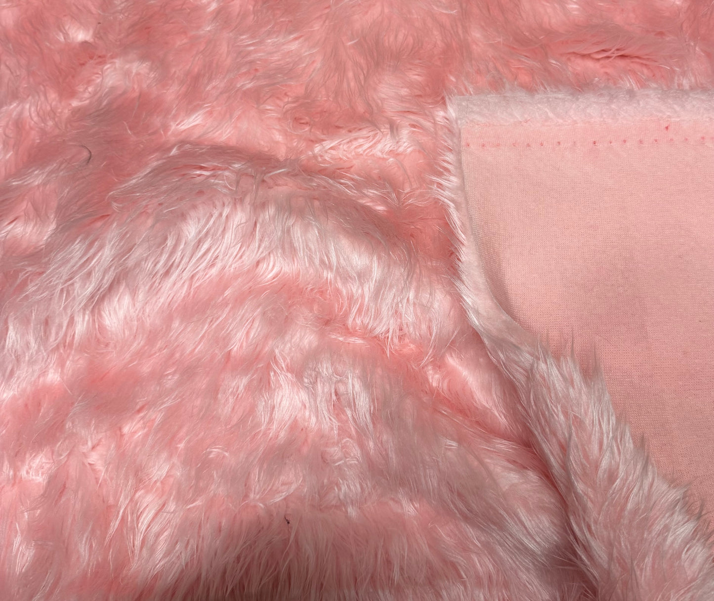 Coupon fausse fourrure rose poils longs 3 cm – 30x152 cm
