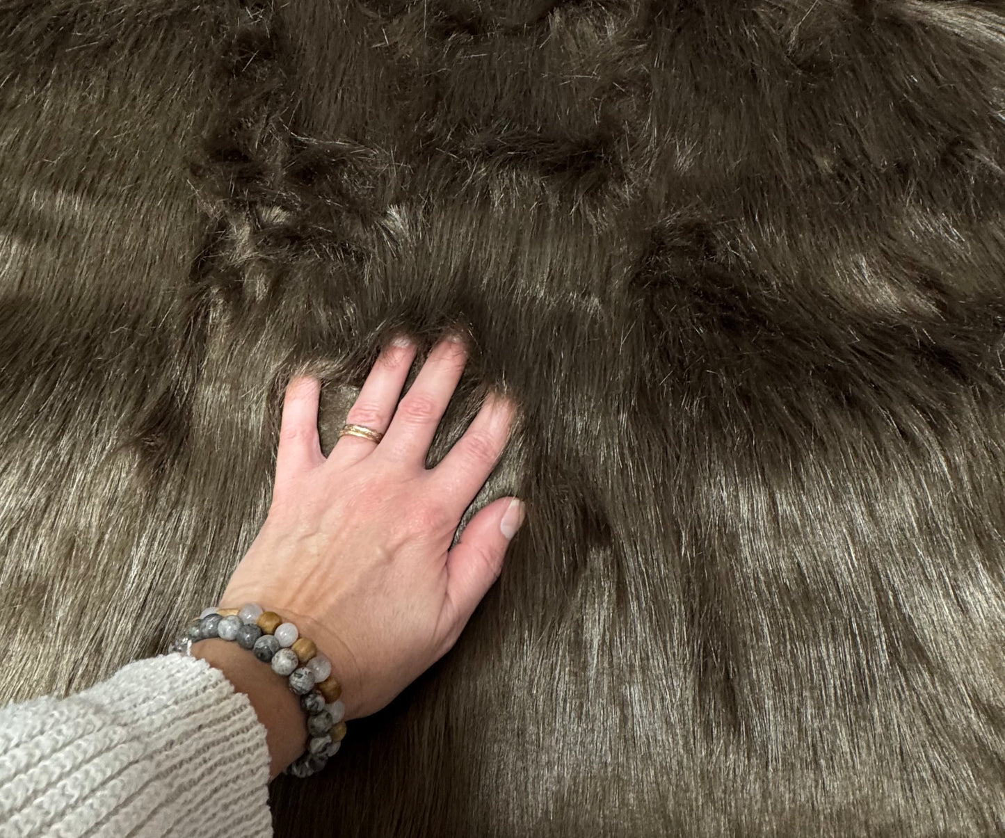 Coupon fausse fourrure marron foncé 22x60 cm – poils longs 4 / 4,5 cm – belle qualité