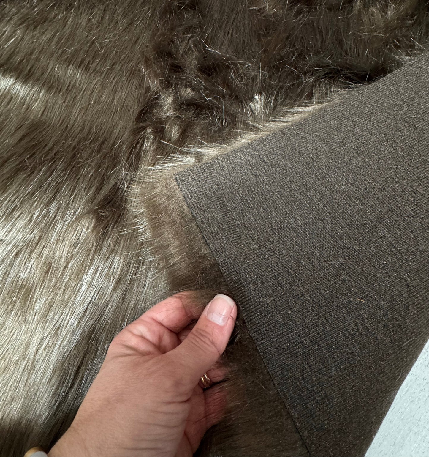 Coupon fausse fourrure marron foncé 22x60 cm – poils longs 4 / 4,5 cm – belle qualité