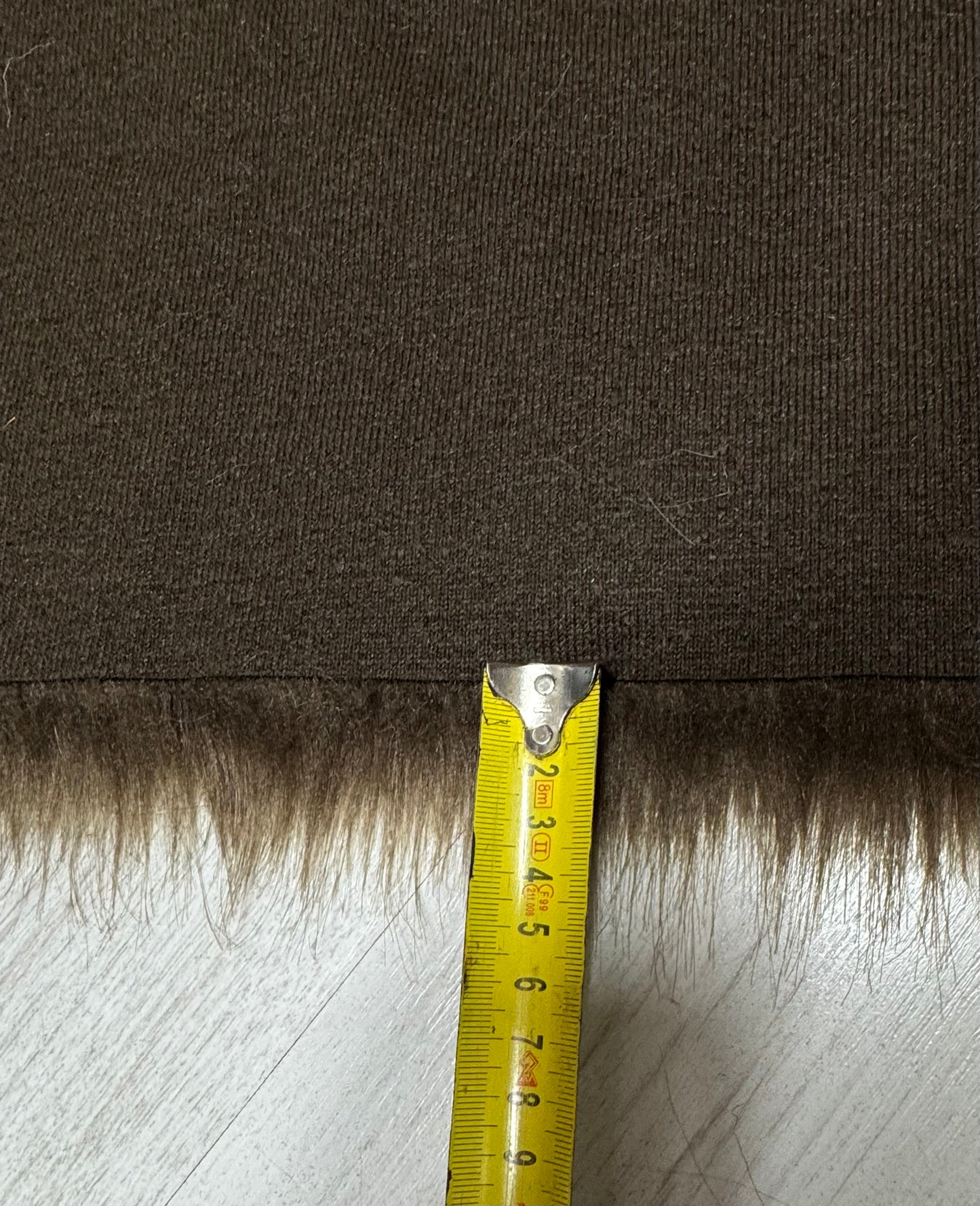 Coupon fausse fourrure marron foncé 22x60 cm – poils longs 4 / 4,5 cm – belle qualité