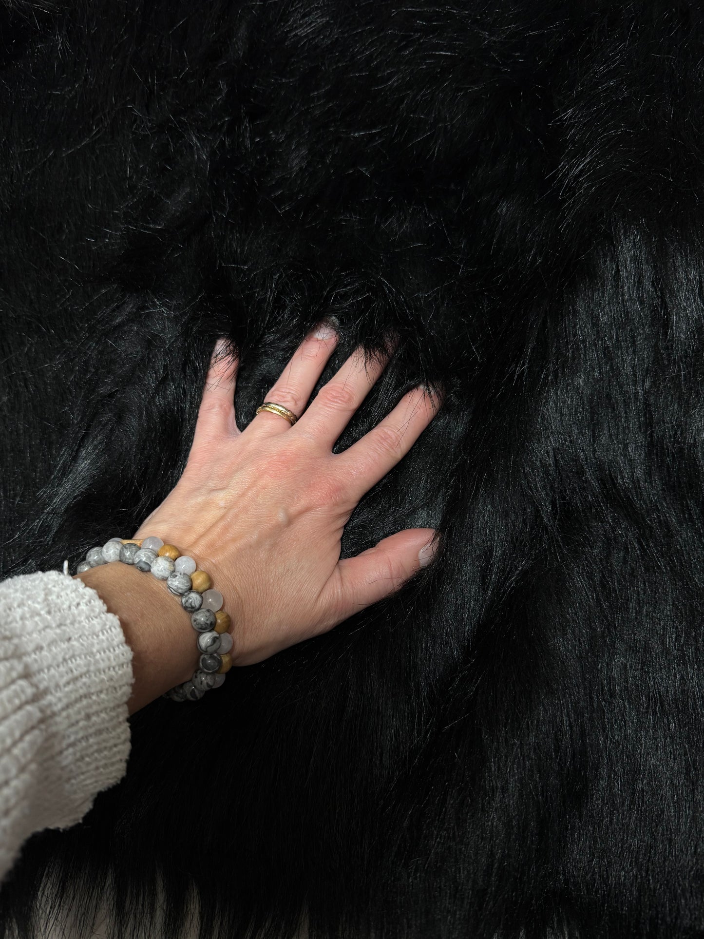 Coupon fausse fourrure noire 24x165 cm – poils longs 4/5 cm