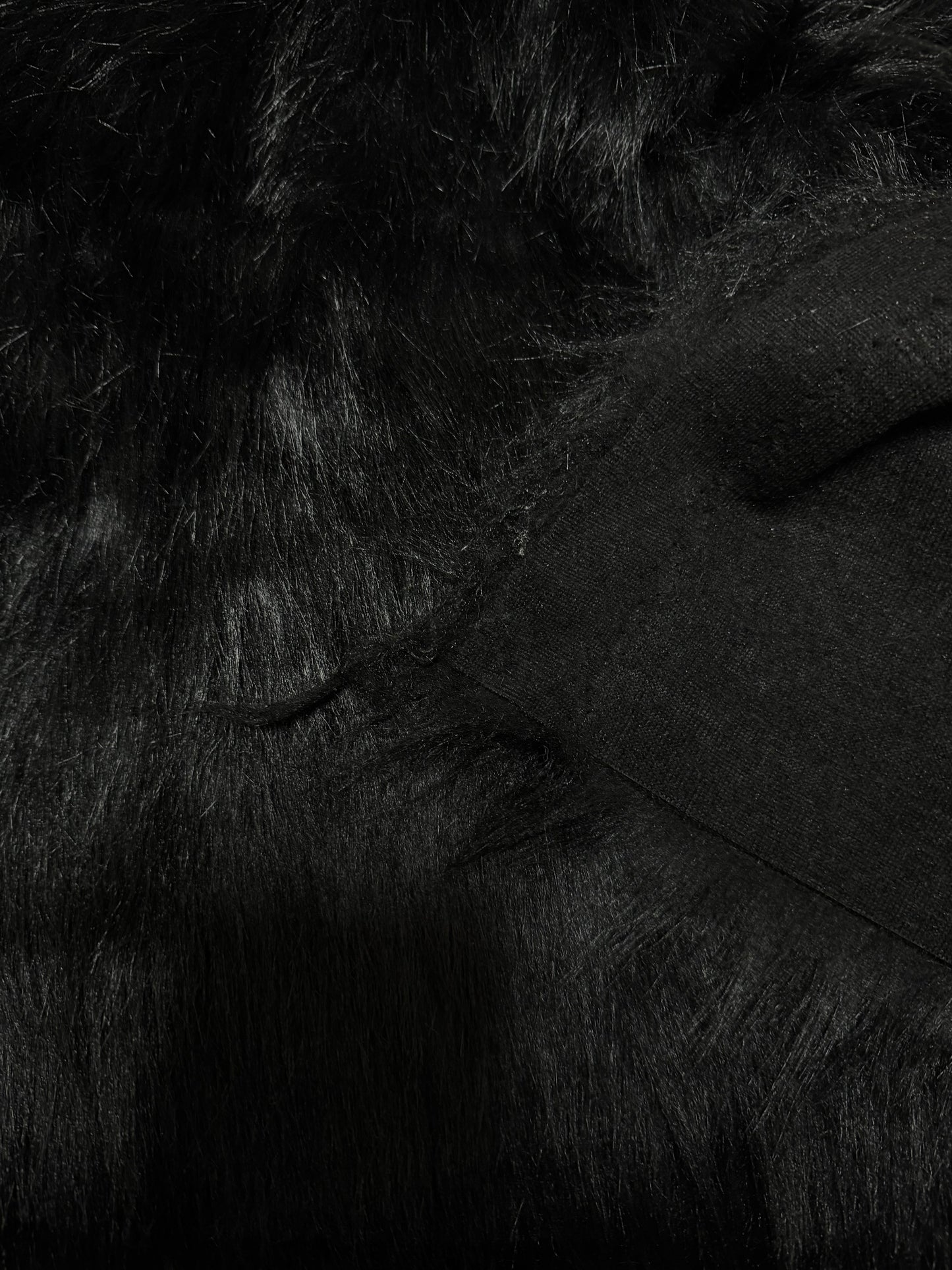 Coupon fausse fourrure noire 24x165 cm – poils longs 4/5 cm