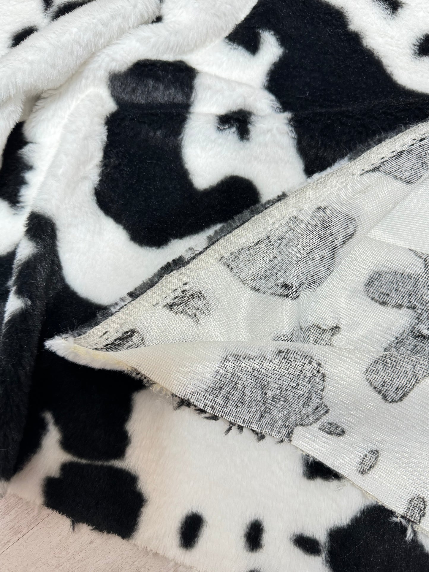 Coupon fausse fourrure motif vache noir blanc 24x170 cm – poils courts ~0,5 cm