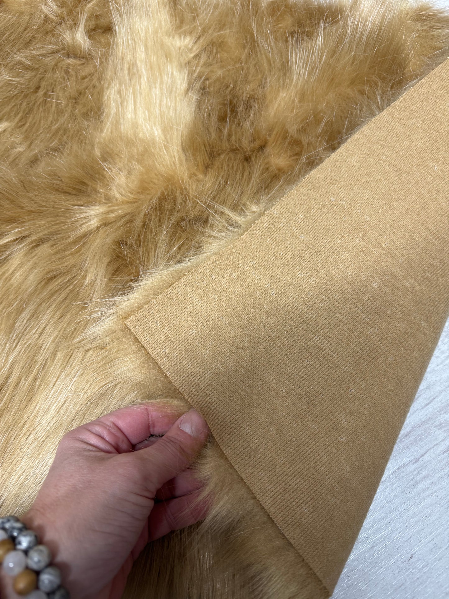 Coupon fausse fourrure marron poils longs 3-3,5 cm – 22x60 cm