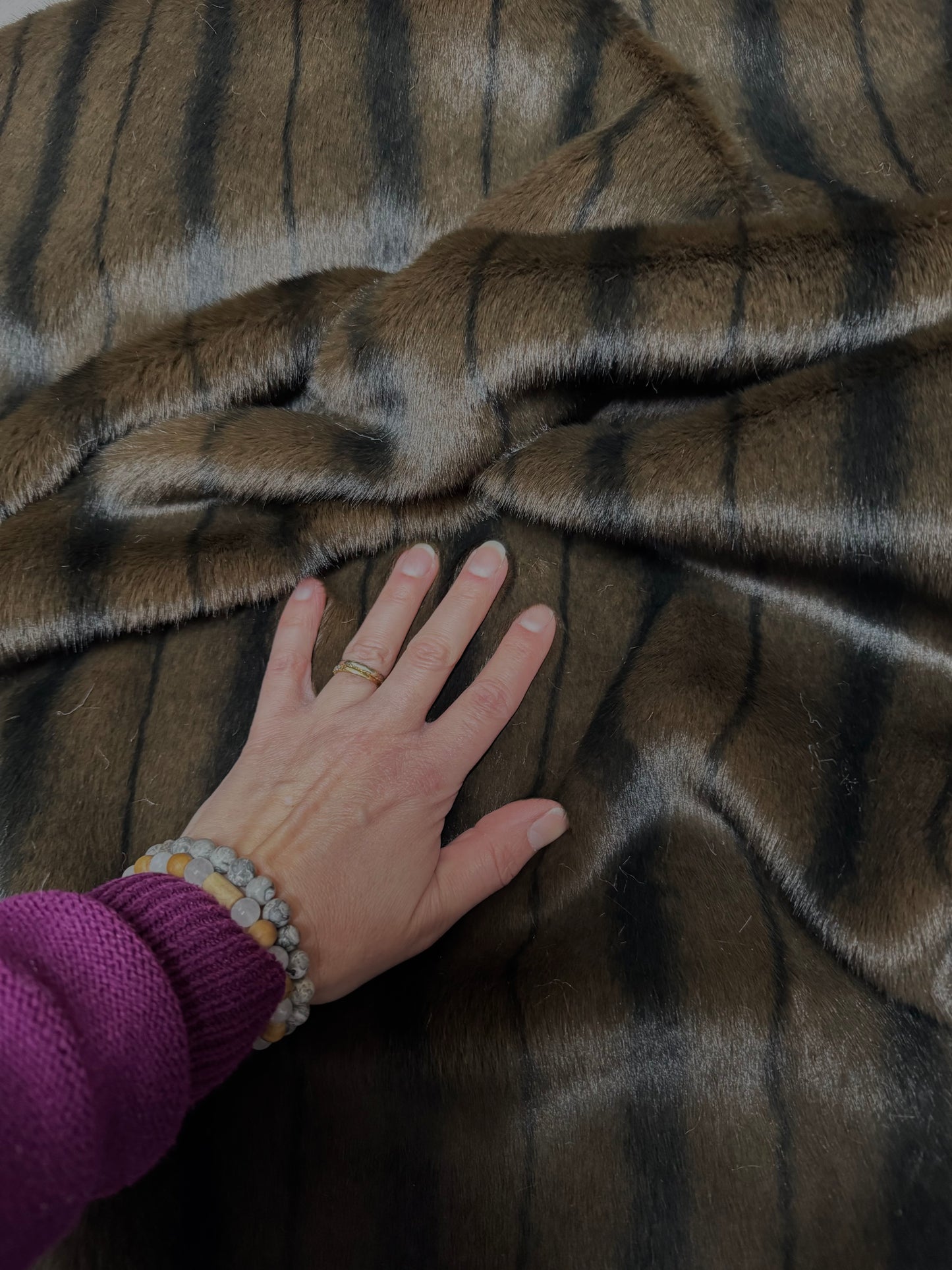 Coupon fausse fourrure marron rayée poils courts 1,5 cm – 30x83 cm