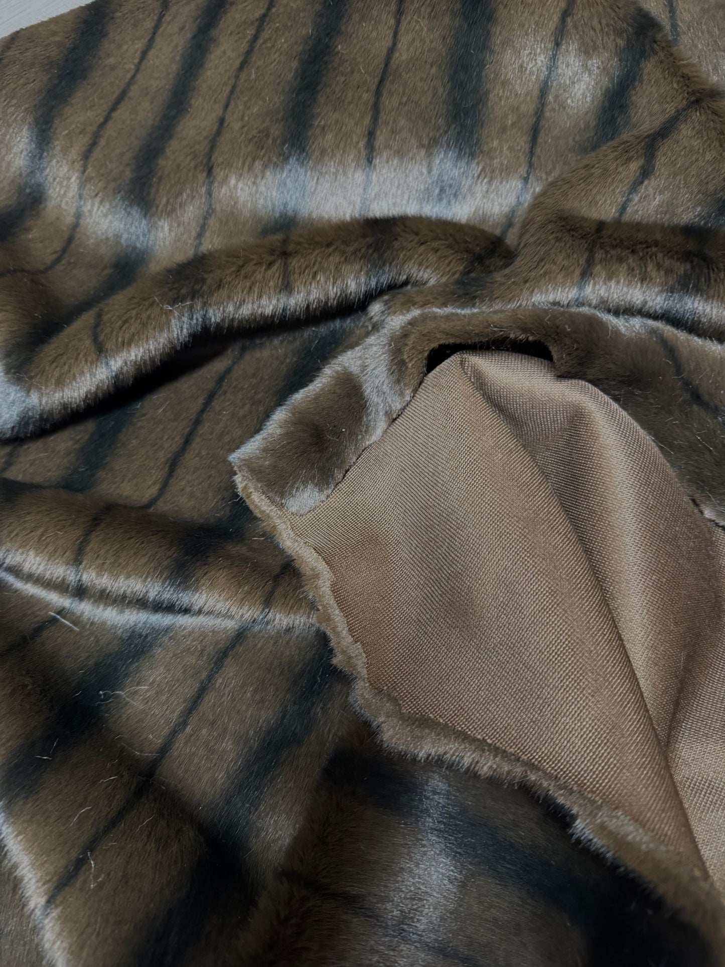 Coupon fausse fourrure marron rayée poils courts 1,5 cm – 30x83 cm