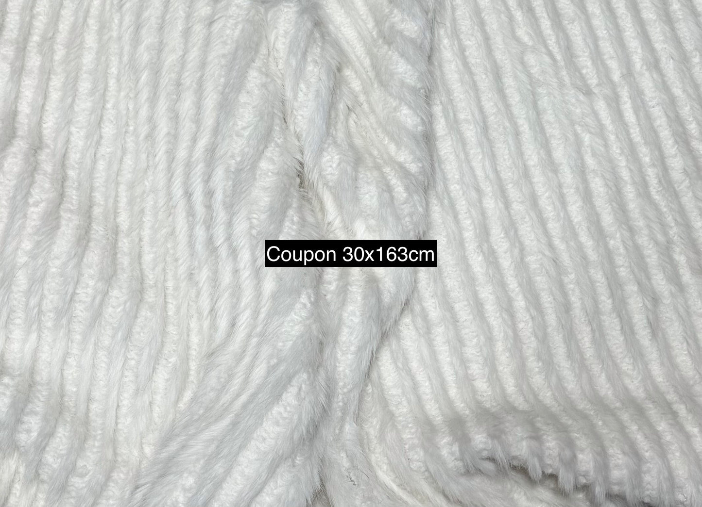 Coupon fausse fourrure blanche texturée poils 0,5 à 2 cm – 30x163 cm