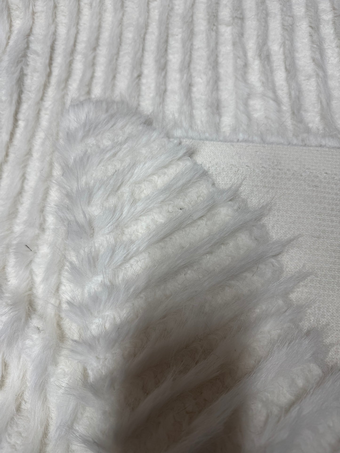 Coupon fausse fourrure blanche texturée poils 0,5 à 2 cm – 30x163 cm