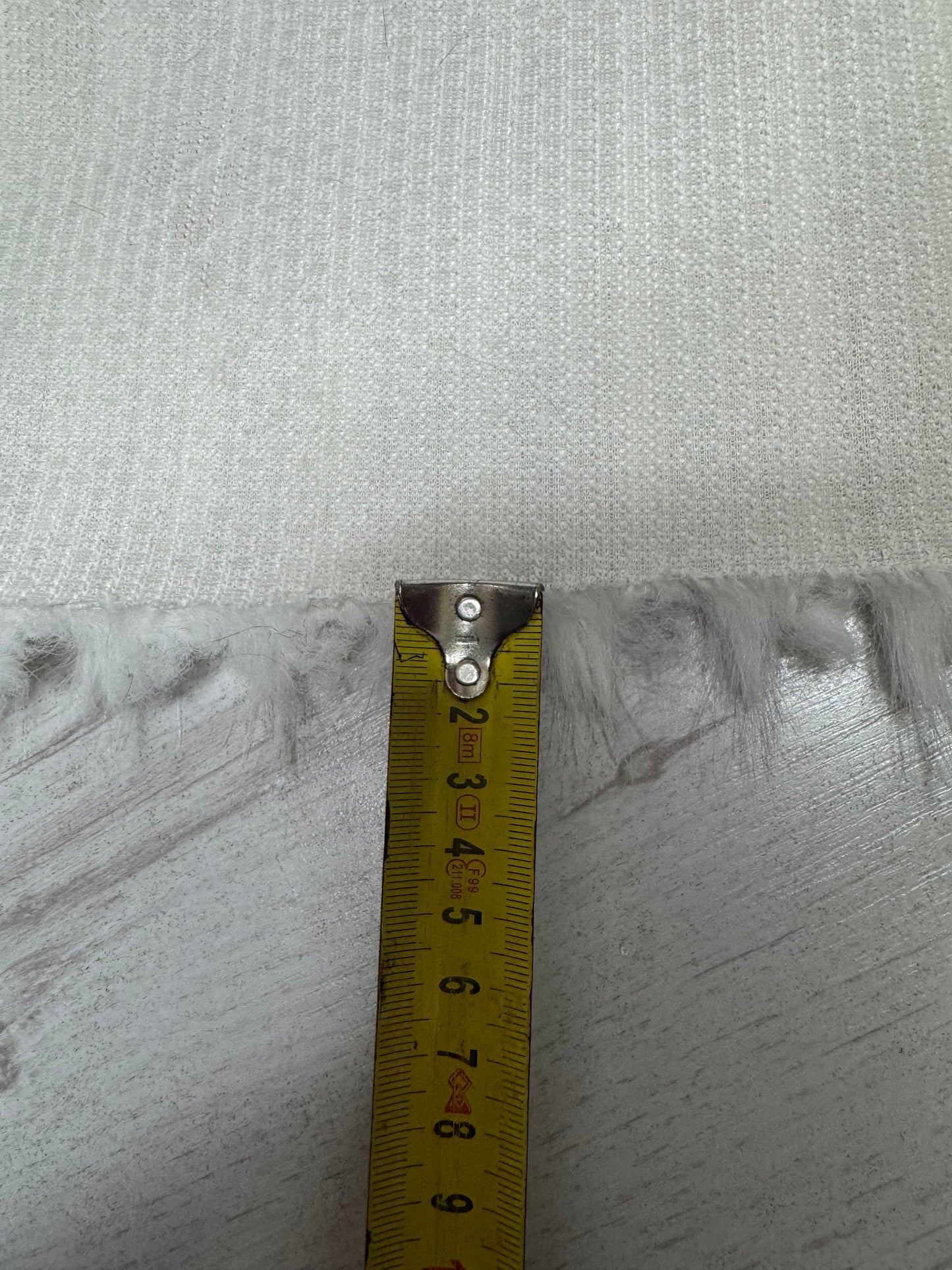 Coupon fausse fourrure blanche texturée poils 0,5 à 2 cm – 30x163 cm
