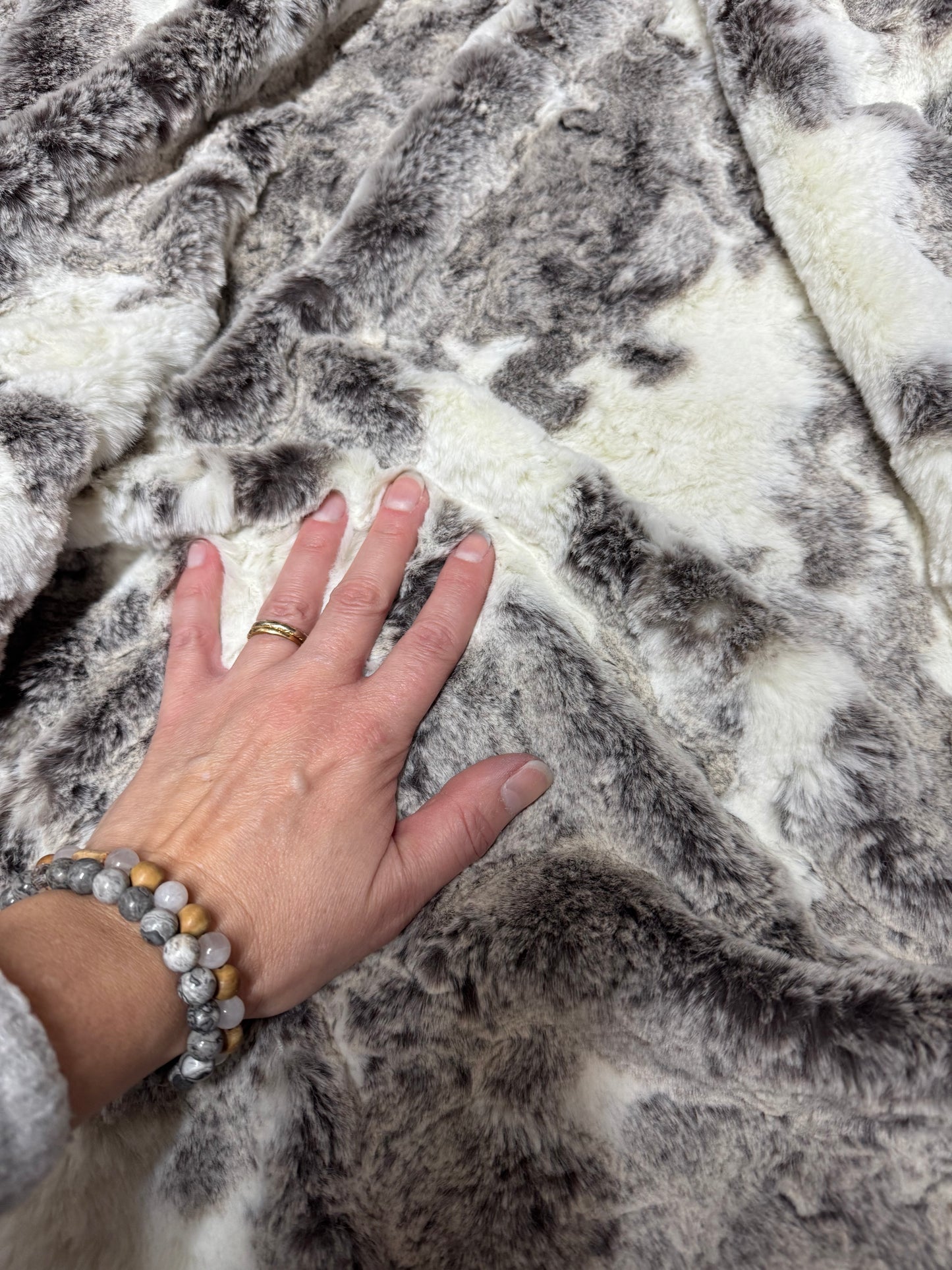 Coupon fausse fourrure gris-marron/blanc 30x150 cm – poils 1,5 cm – douce & réaliste