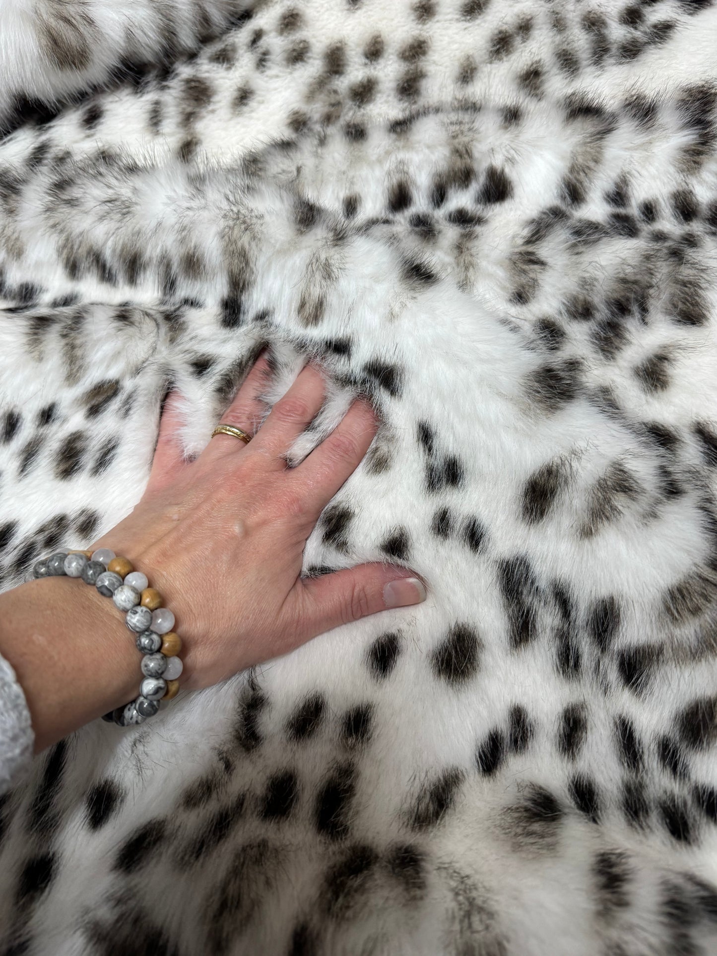 Coupon fausse fourrure noir/blanc 30x80 cm – poils 2 cm – motif tacheté