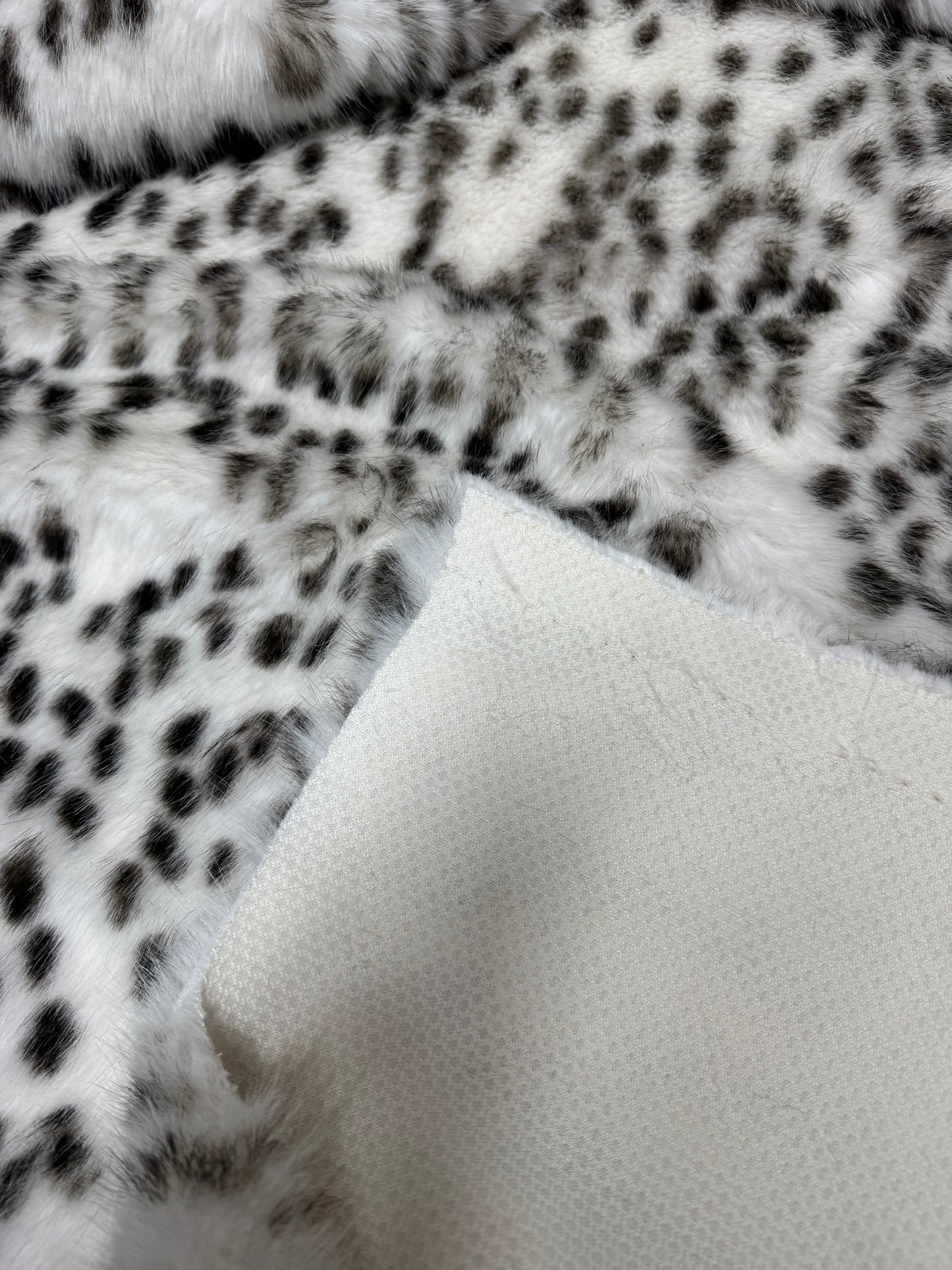 Coupon fausse fourrure noir/blanc 30x80 cm – poils 2 cm – motif tacheté