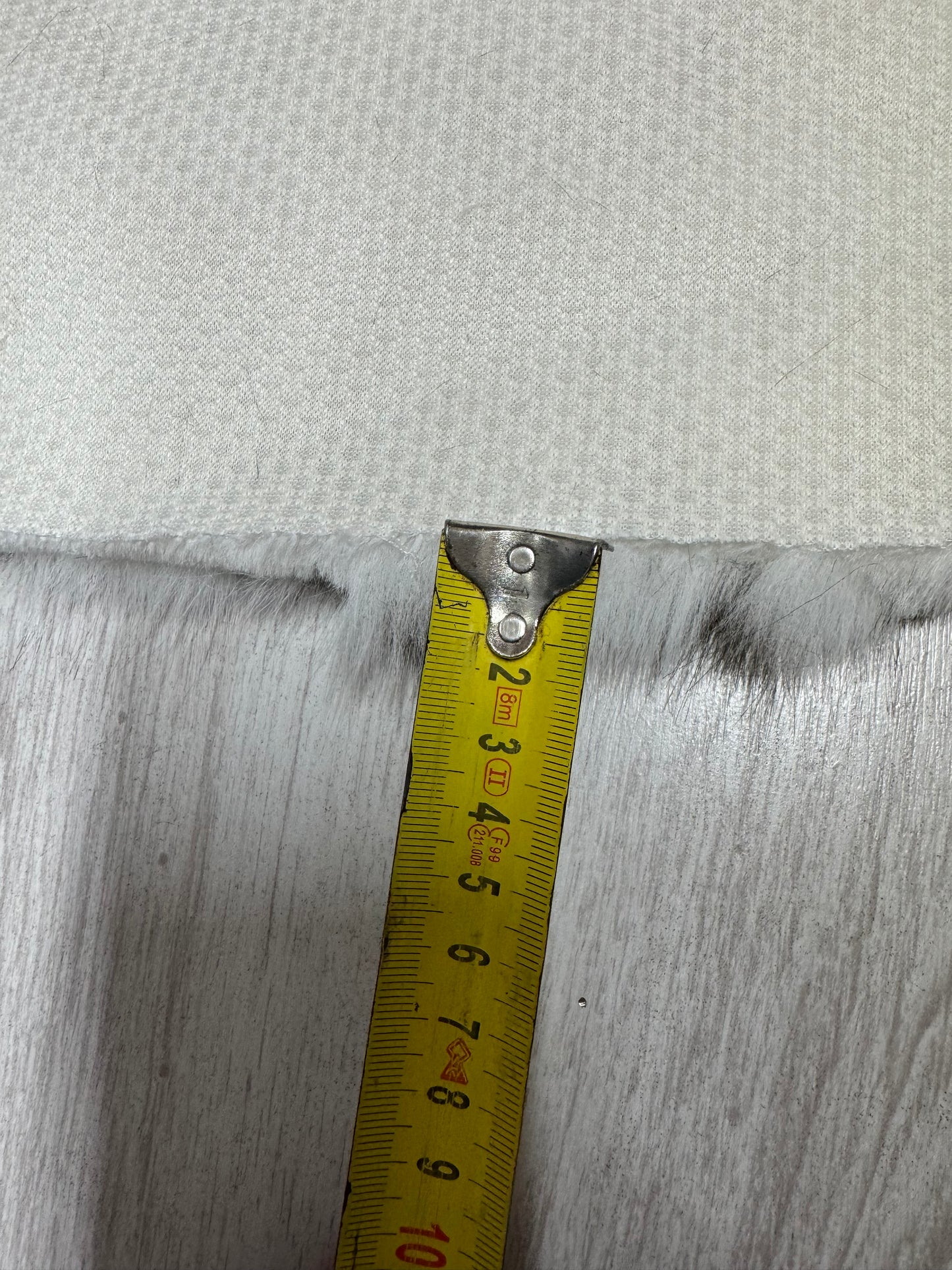 Coupon fausse fourrure noir/blanc 30x80 cm – poils 2 cm – motif tacheté