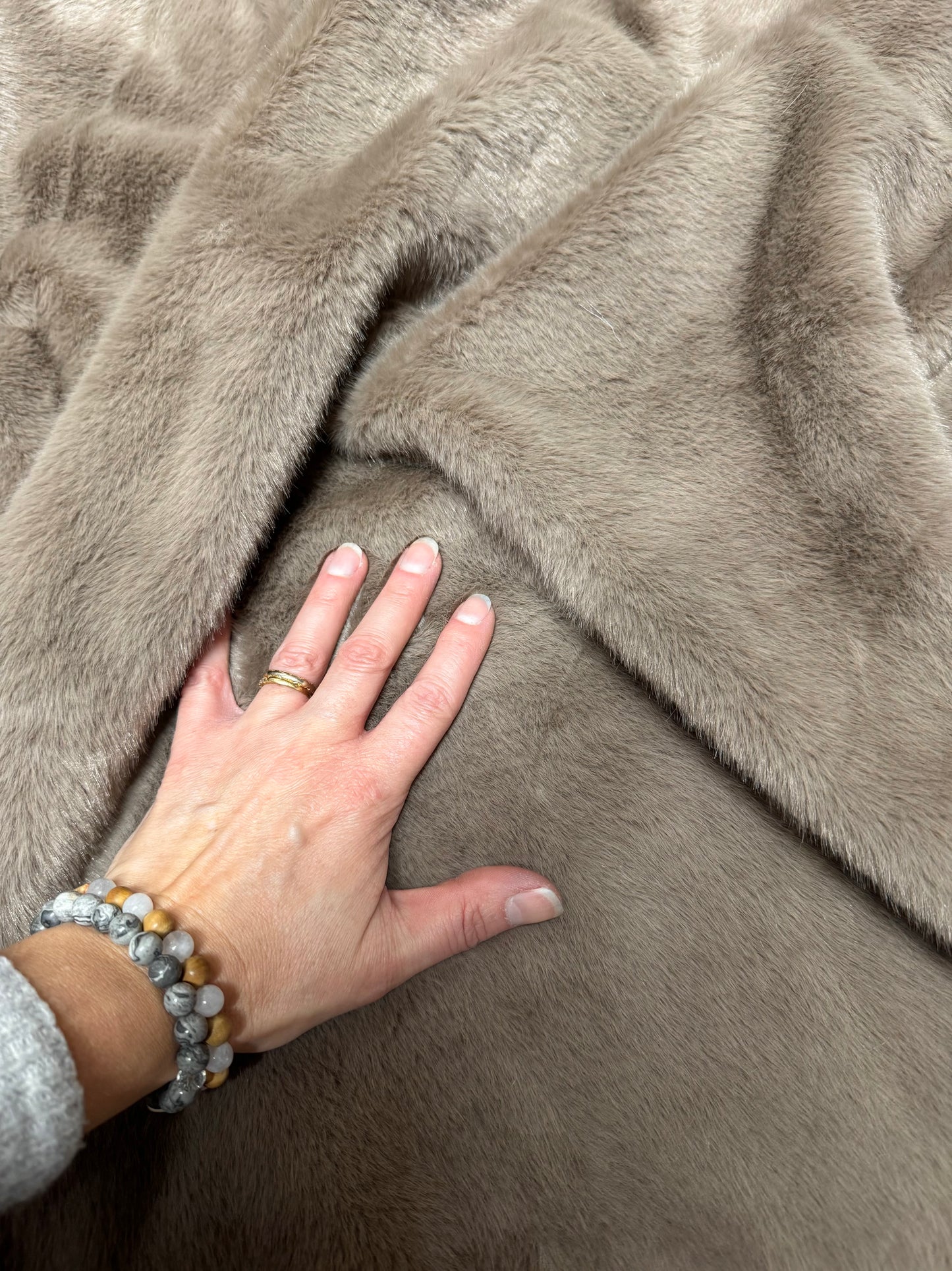 Coupon fausse fourrure marron taupe 30x175 cm – poils courts 1 cm – ultra doux