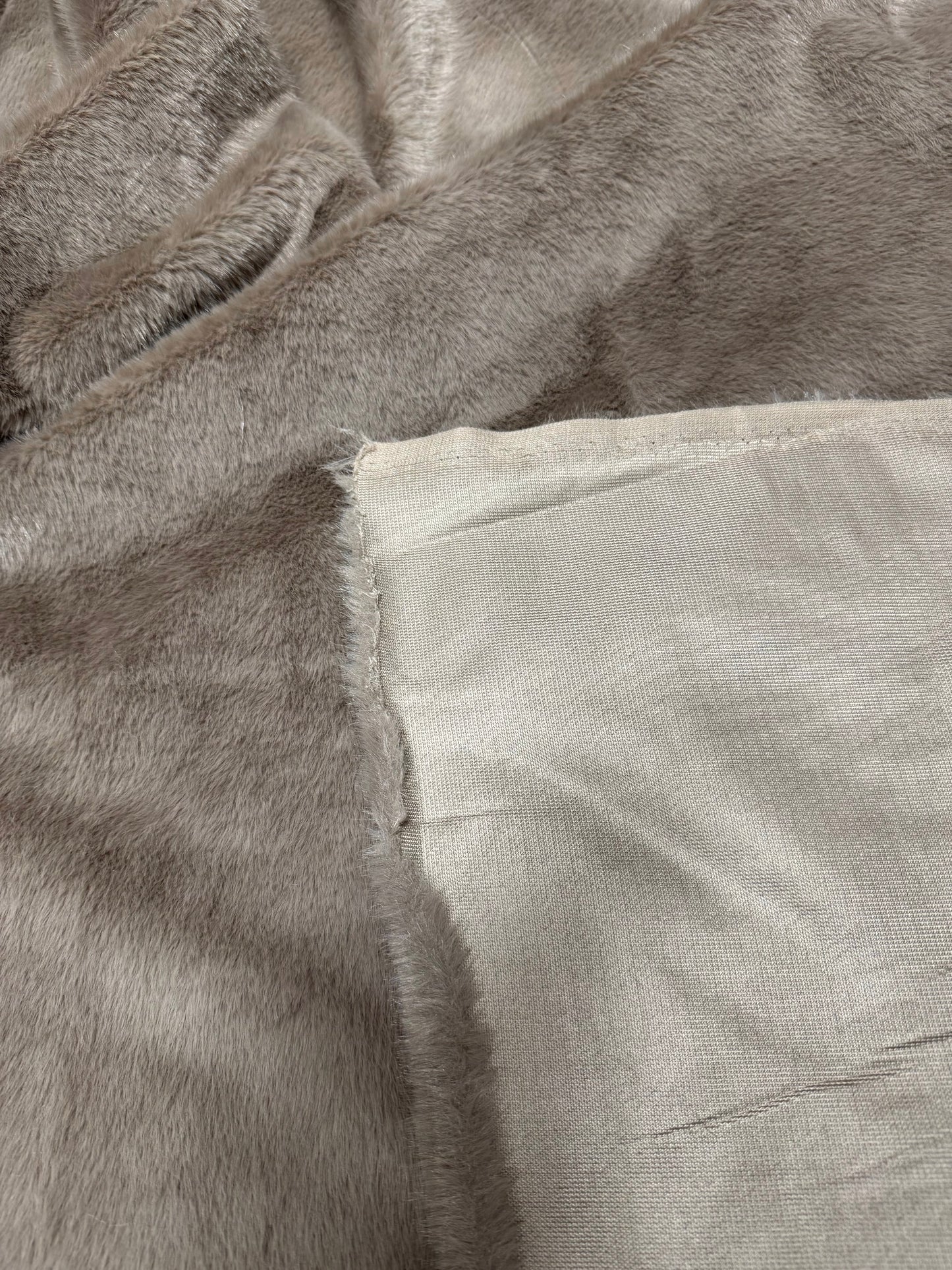 Coupon fausse fourrure marron taupe 30x175 cm – poils courts 1 cm – ultra doux