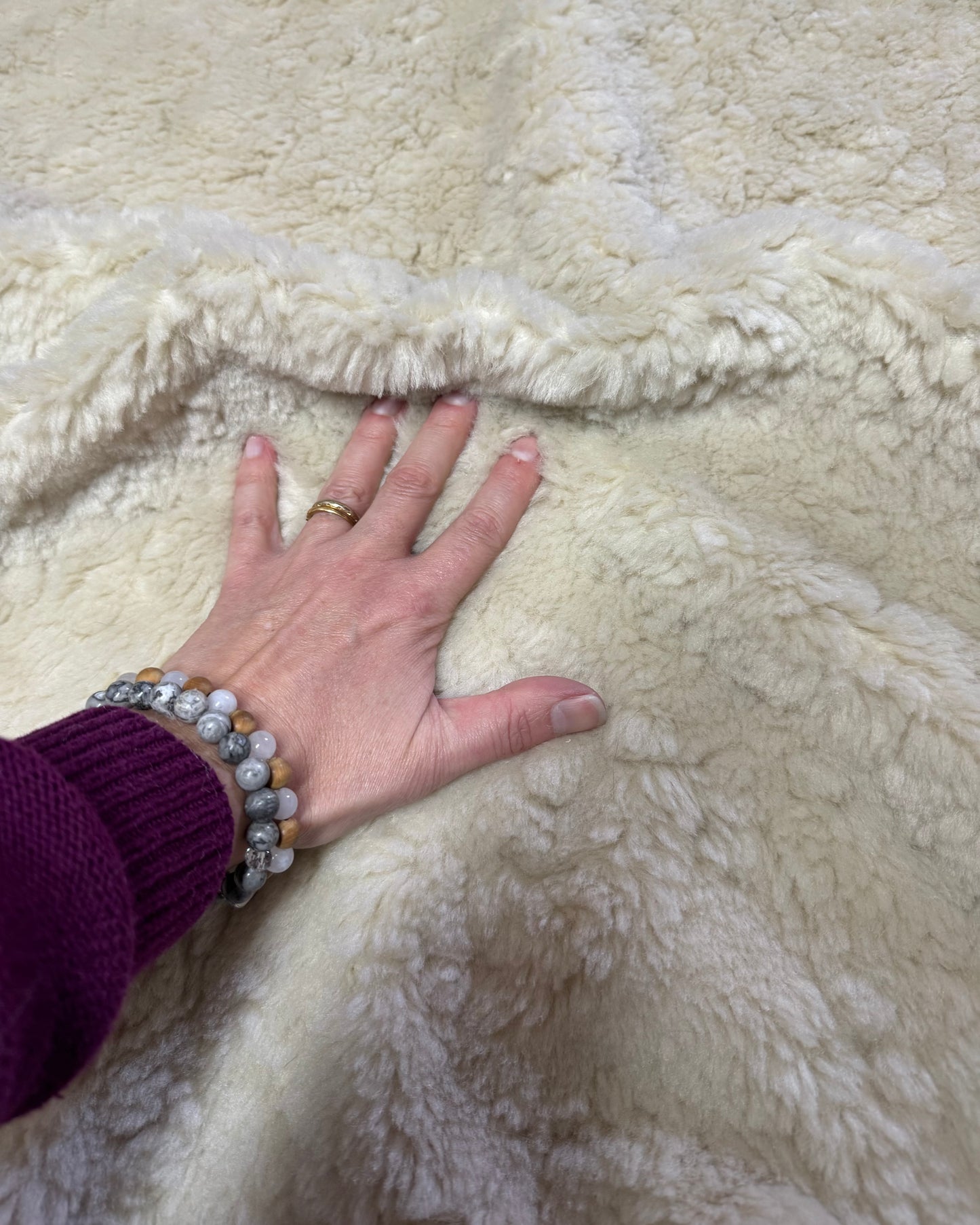 Coupon fausse fourrure beige texturée 30x168cm – poils moyens 1,5/2cm