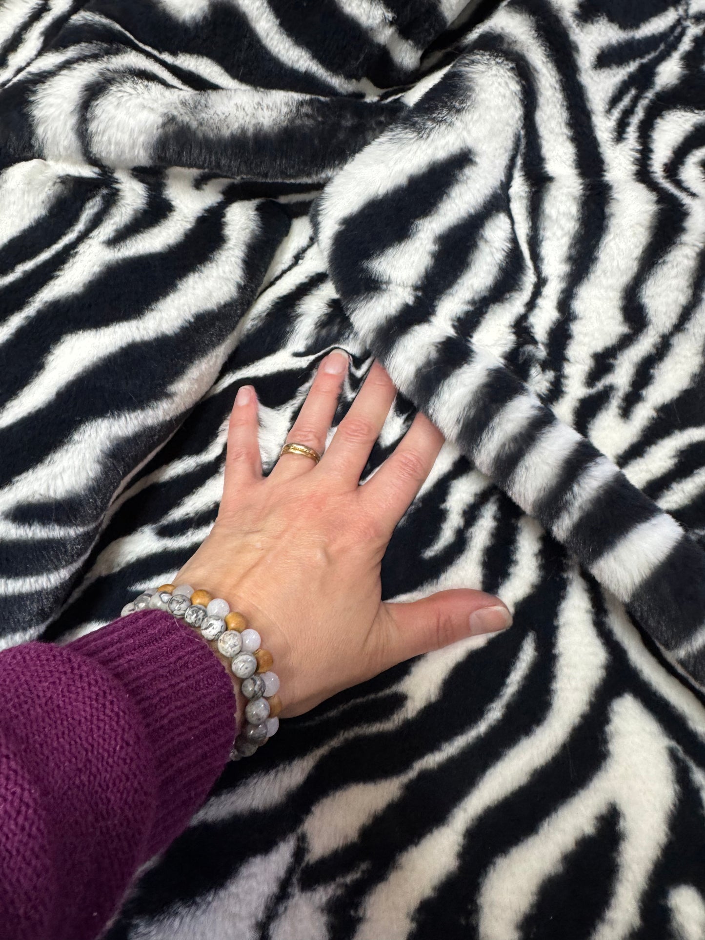 Coupon fausse fourrure zébrée noir & blanc – poils 1,5 cm – 30x150 cm