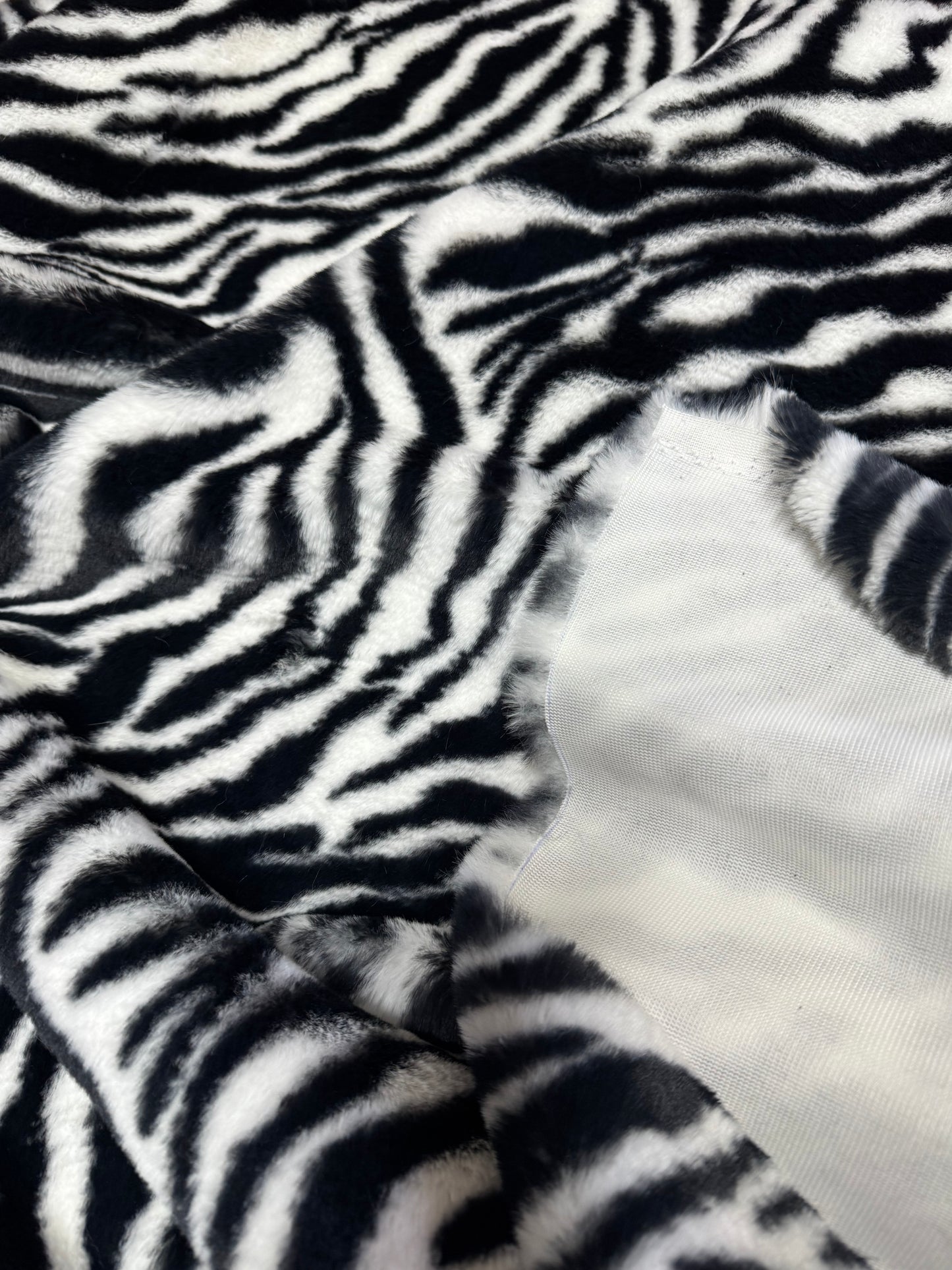 Coupon fausse fourrure zébrée noir & blanc – poils 1,5 cm – 30x150 cm