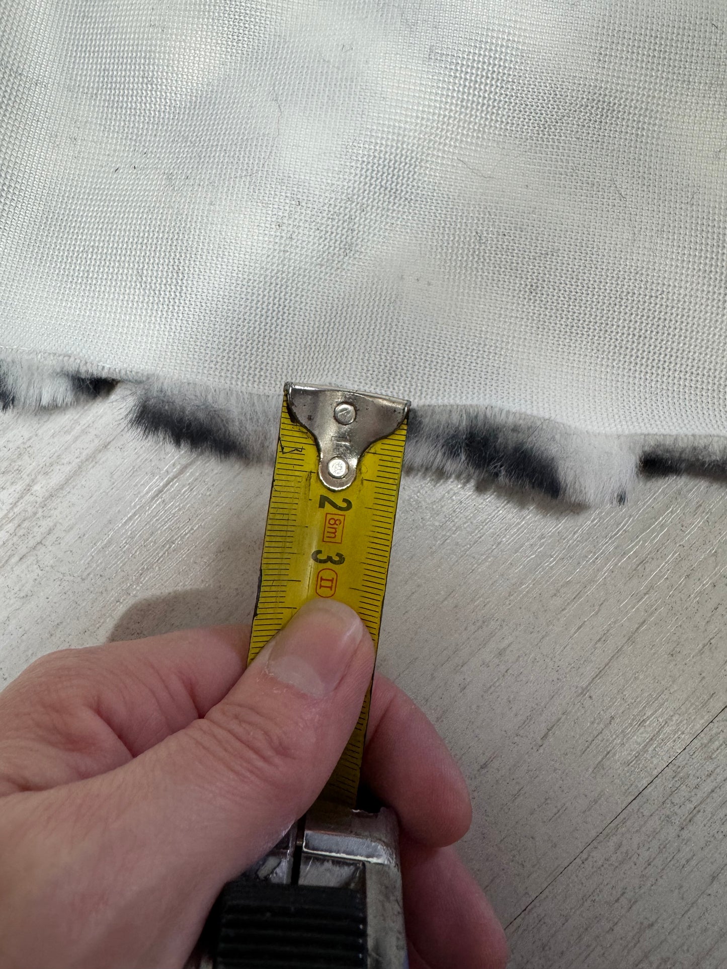 Coupon fausse fourrure zébrée noir & blanc – poils 1,5 cm – 30x150 cm