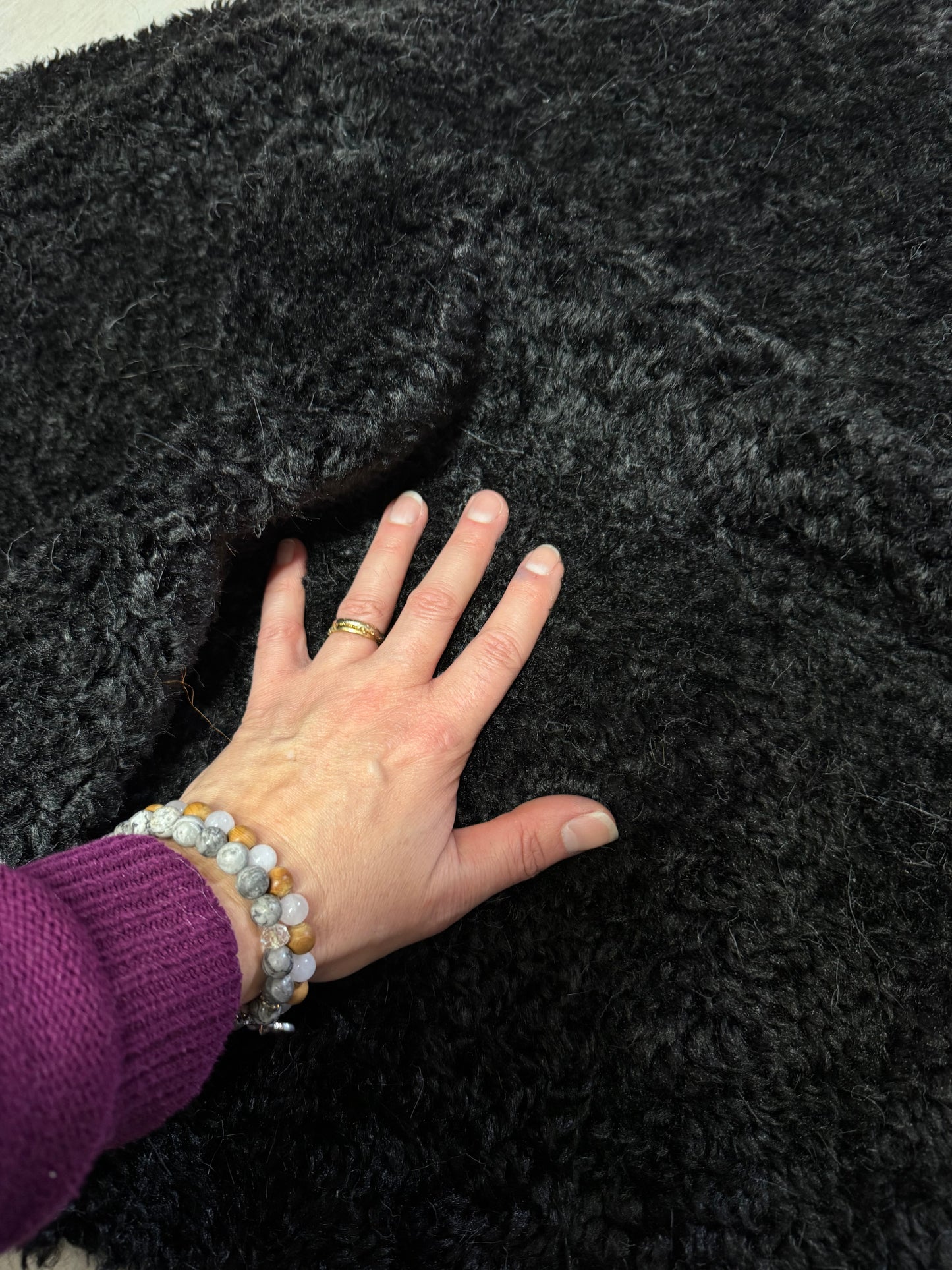 Coupon fausse fourrure noire bouclée – poils 1,5 cm – 30x160 cm