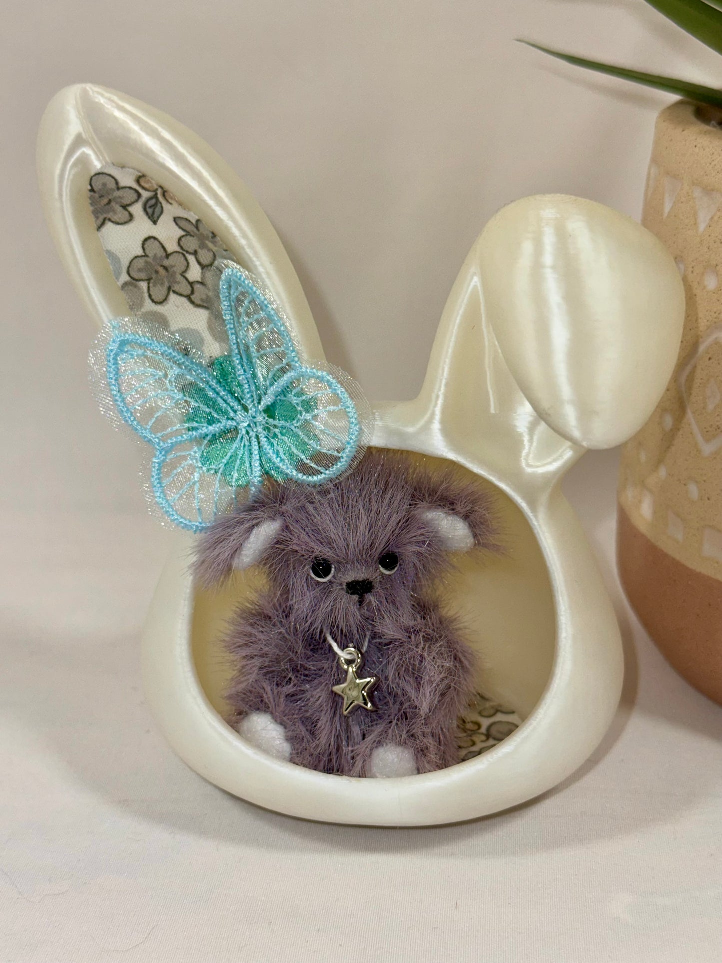 Mini ours de collection articulé 5 cm “Lavender” – Ours miniature cousu main en fausse fourrure violette