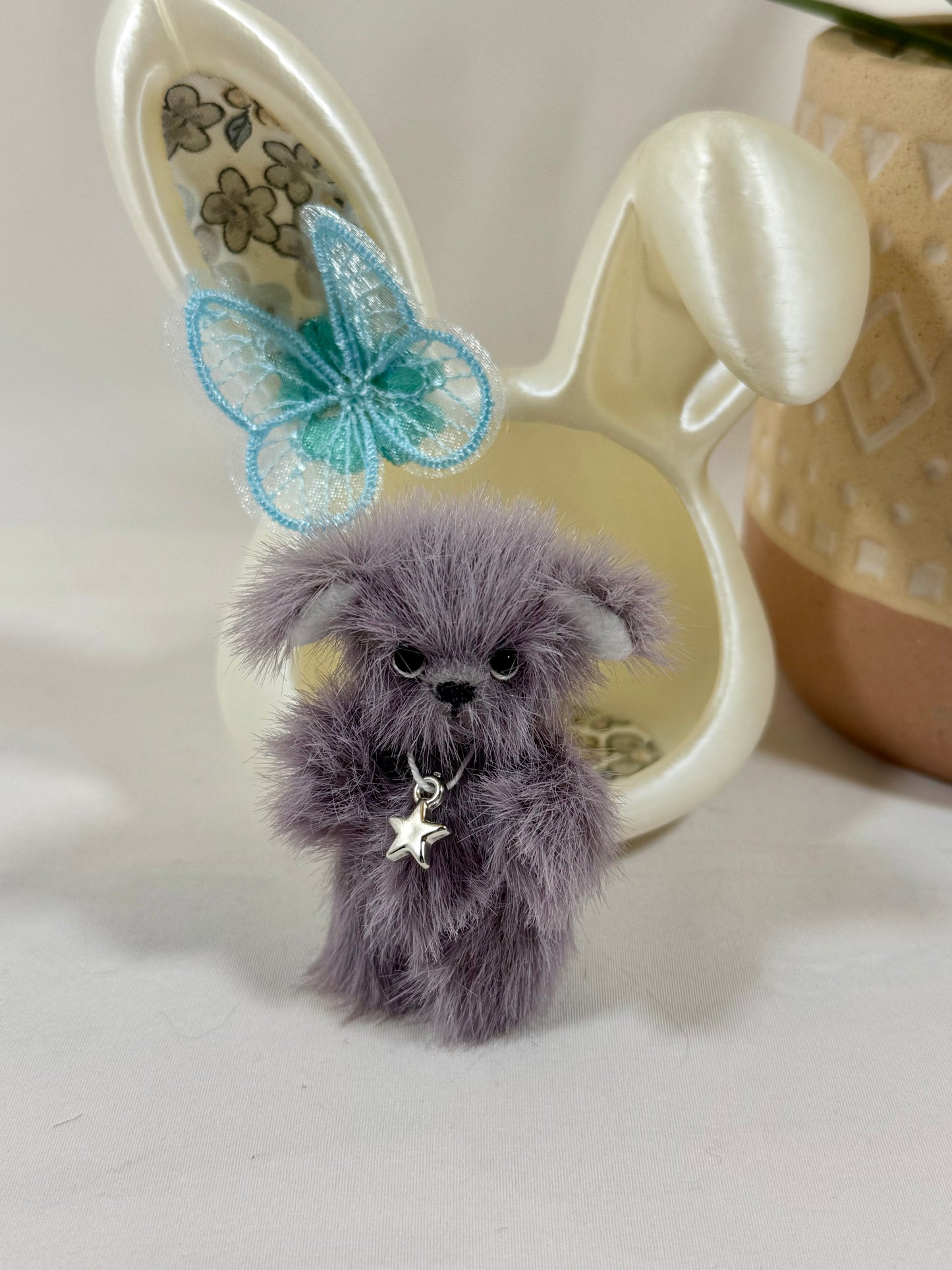 Mini ours de collection articulé 5 cm “Lavender” – Ours miniature cousu main en fausse fourrure violette