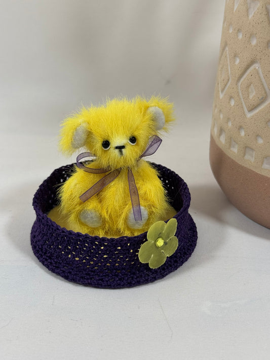 Mini ours de collection “Mimosa” 5 cm avec corbeille crochetée – Ours articulé cousu main – Pièce unique avec certificat