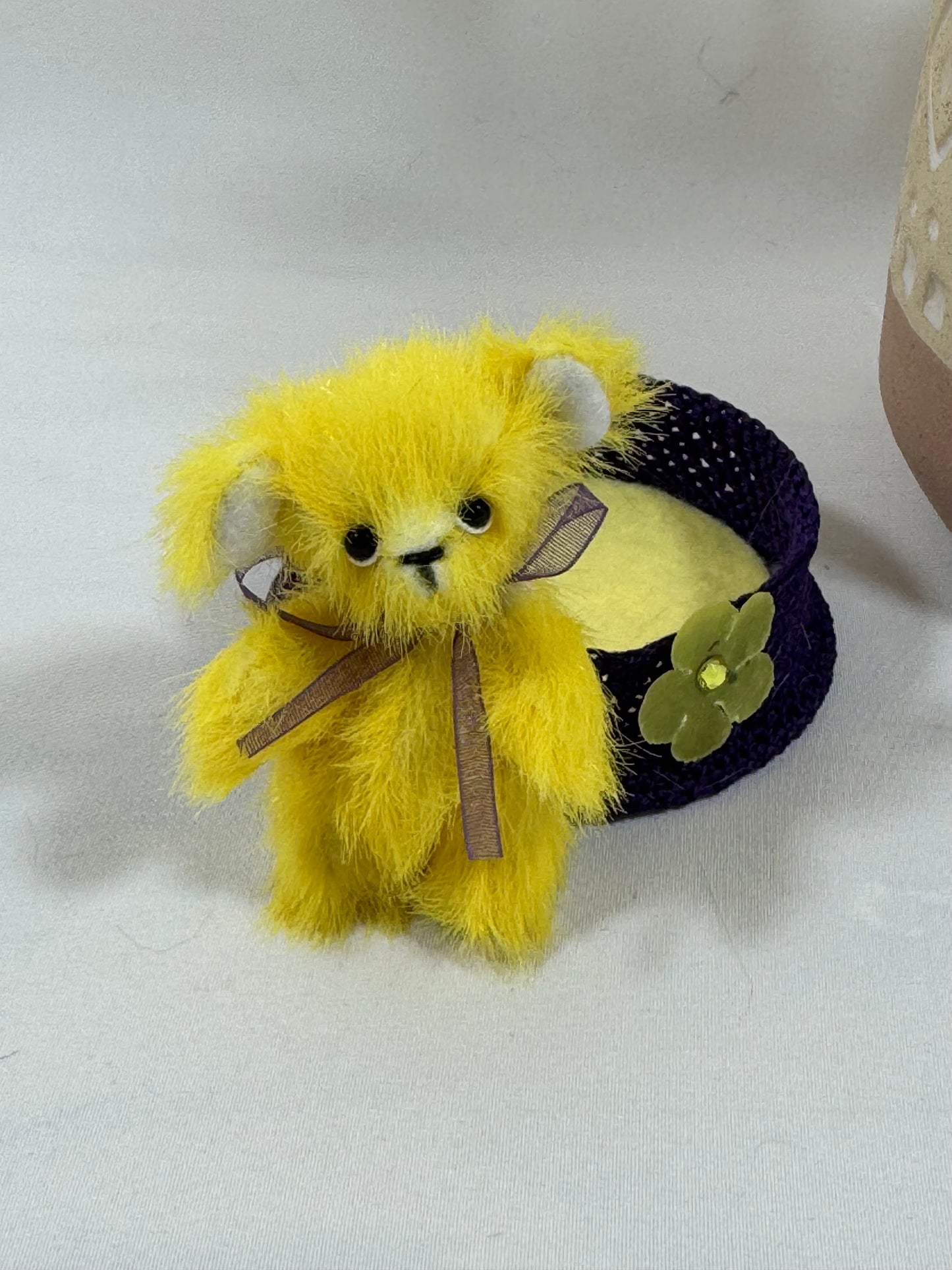 Mini ours de collection “Mimosa” 5 cm avec corbeille crochetée – Ours articulé cousu main – Pièce unique avec certificat