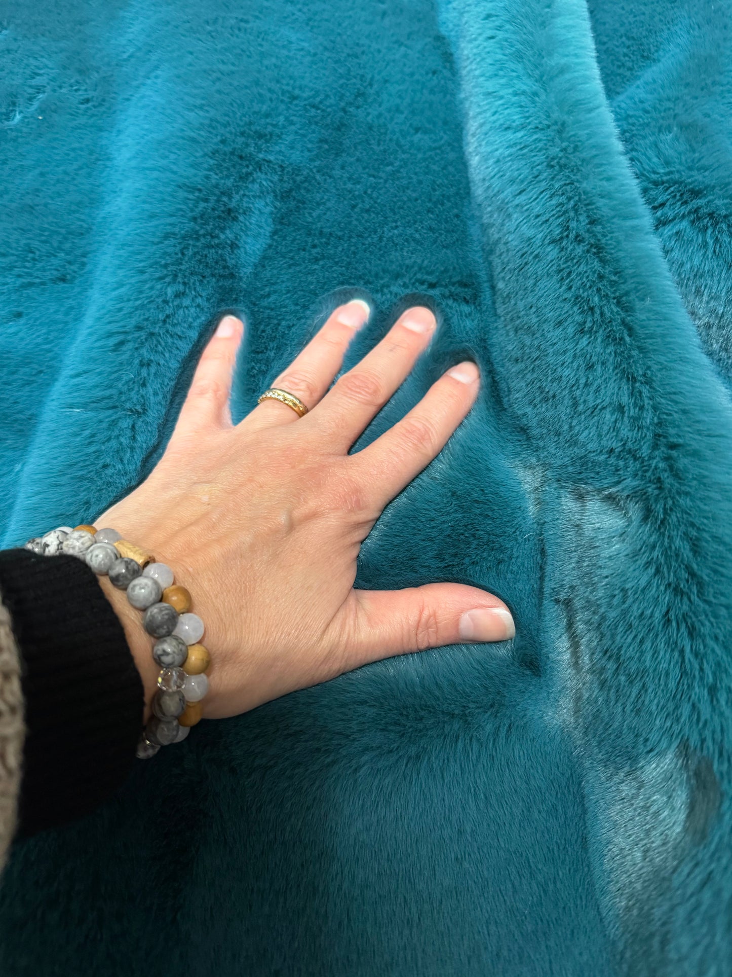 Coupon fausse fourrure bleu canard 21x172 cm – poils ~2 cm