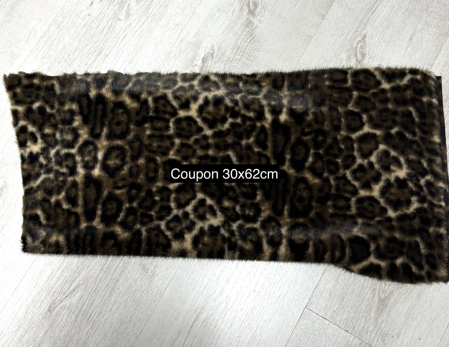 Coupon fausse fourrure léopard marron noir poils 1,5 cm – 30x62 cm